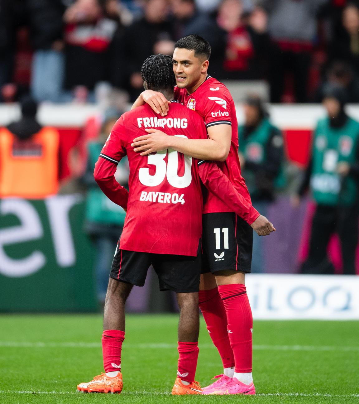 23.04.2023, Nordrhein-Westfalen, Leverkusen: Fußball: Bundesliga, Bayer Leverkusen - RB Leipzig, 29. Spieltag, BayArena. Leverkusens Torschütze Nadiem Amiri (r) und Jeremie Frimpong jubeln nach dem Treffer zum 2:0.