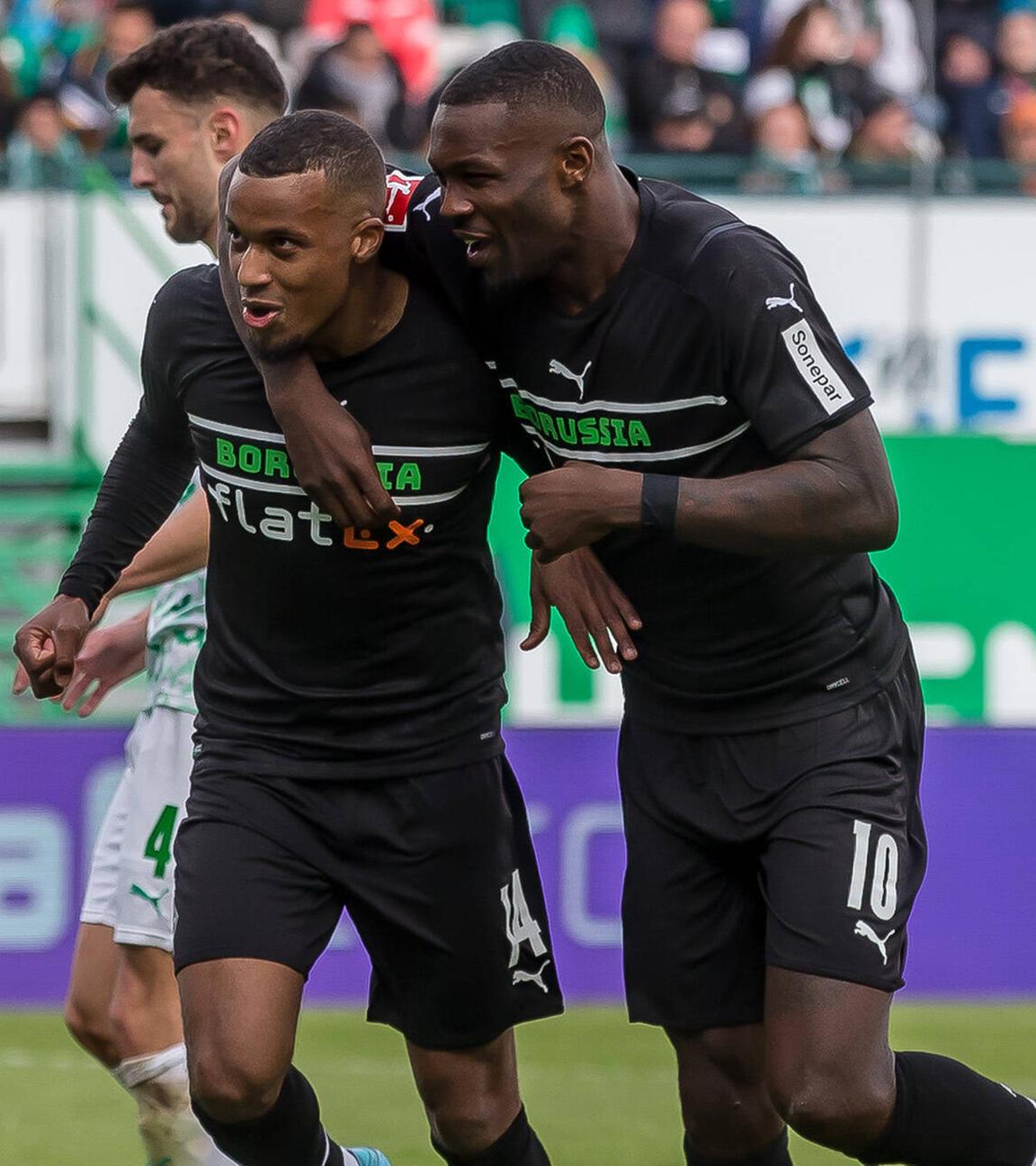 09.04.2022,  uerth, Deutschland, Sportpark Ronhof Thomas Sommer, SpVgg Greuther Fuerth vs. Borussia Moenchengladbach - 1. Bundesliga, Alassane Plea, jubelt nach seinem treffer zum 0:2