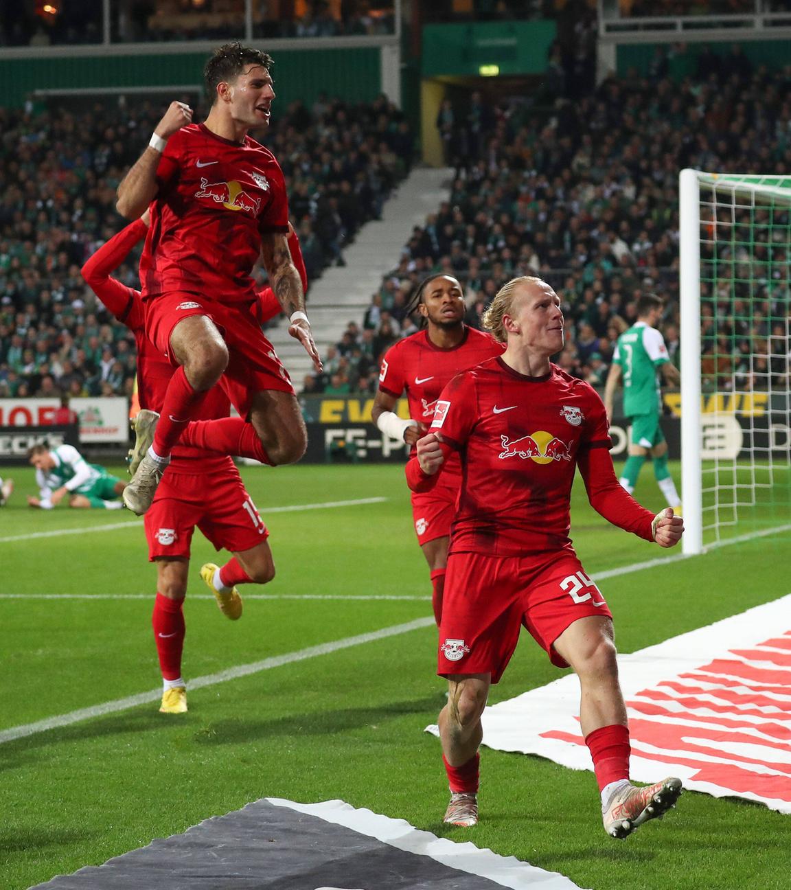 1.Bundesliga, 12.11.2022, SV Werder Bremen - RB Leipzig, Leipziger jubeln nach dem Treffer zum 2:1 durch Xaver Schlager