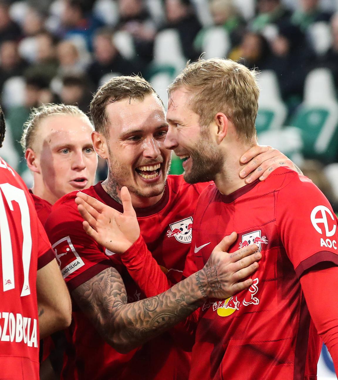 18.02.2023 Volkswagen Arena in Wolfsburg, VfL Wolfsburg vs RB Leipzig, Leipziger jubeln nach dem Tor zum 2:0 durch Konrad Laimer