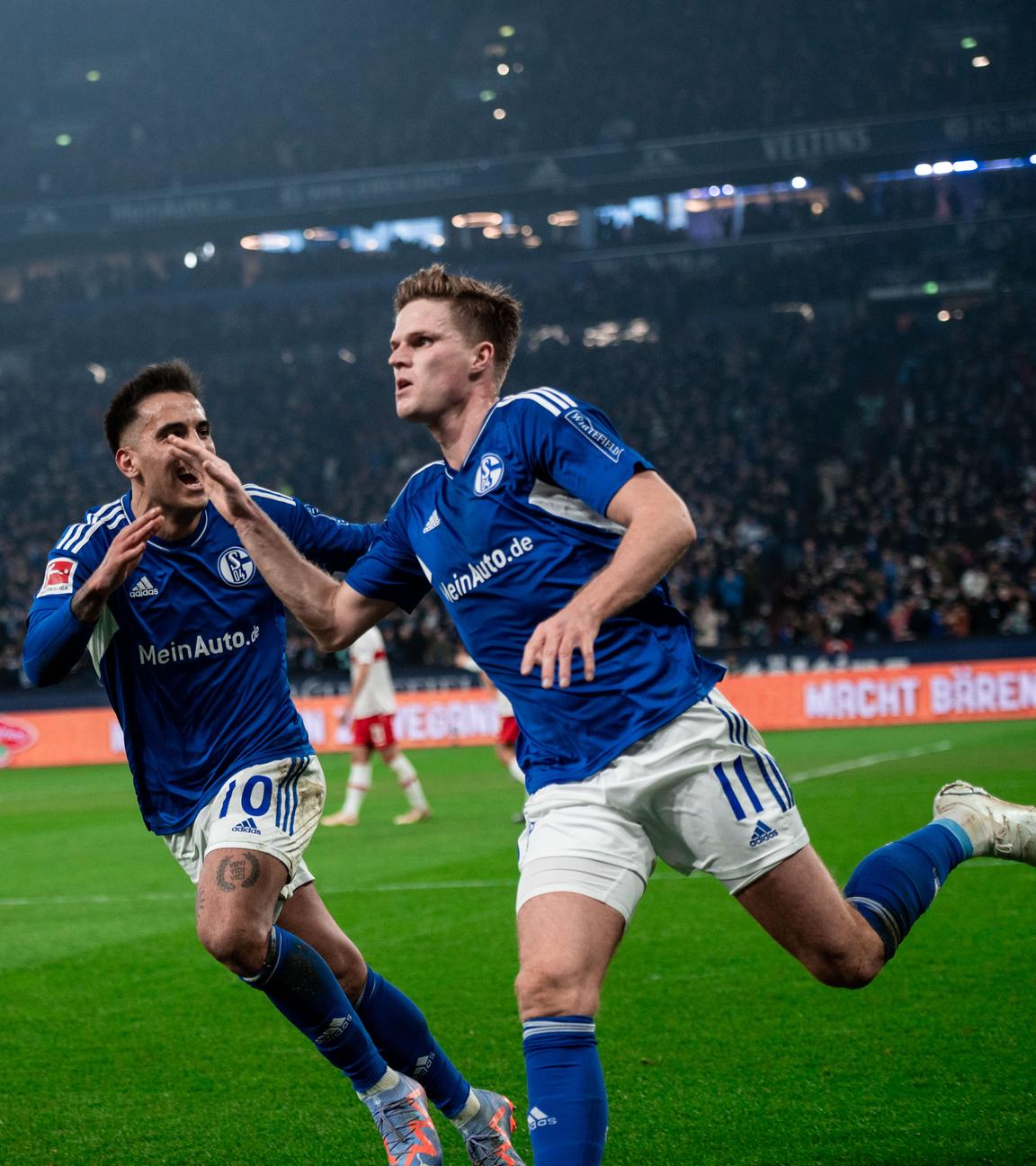 25.02.2023, Nordrhein-Westfalen, Gelsenkirchen: Fußball, Bundesliga: Schalke 04 - VfB Stuttgart, 22. Spieltag, Veltins Arena. Schalkes Marius Bülter (r) jubelt zusammen mit Schalkes Rodrigo Zalazar Martinez (l) nach dem 2:0.