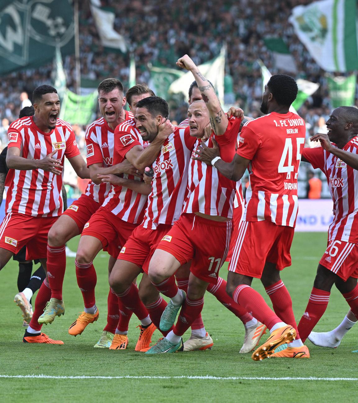 Saison 2022/2023, 1. Bundesliga (34. Spieltag), 1. FC Union Berlin - Werder Bremen, Unions Mannschaft jubelt nach dem Tor zum 1:0 