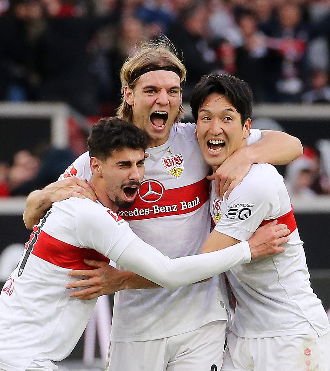 VfB Stuttgart vs. 1.FC Köln, 18.02.2023, Torschütze Borna Sosa bejubelt mit seinen Teamkameraden sein Tor zum 2:0