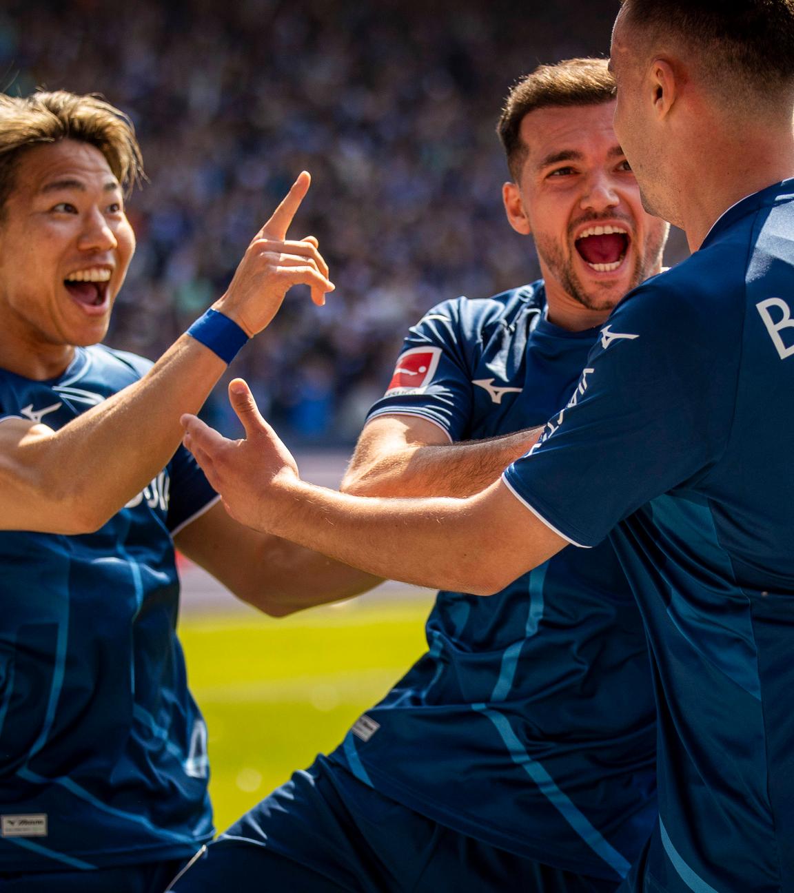 Fussball, 1. Bundesliga, 34. Spieltag, 27.05.2023, Vonovia Ruhrstadion, VfL Bochum gegen Bayer 04 Leverkusen, Philipp Förster jubelt mit Takuma Asano und Kevin Stöger nach seinem Tor zum 1:0