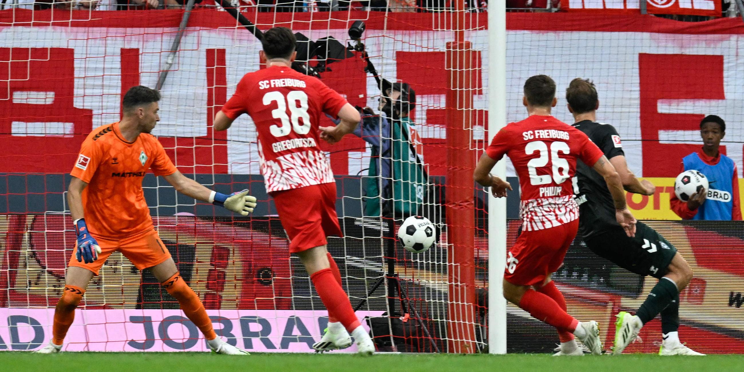 Freiburgs Stürmer Maximilian Philipp schießt das 1:0 beim Erstliga-Bundesliga-Fußballspiel zwischen dem SC Freiburg und Werder Bremen in Freiburg. 26.08.2023