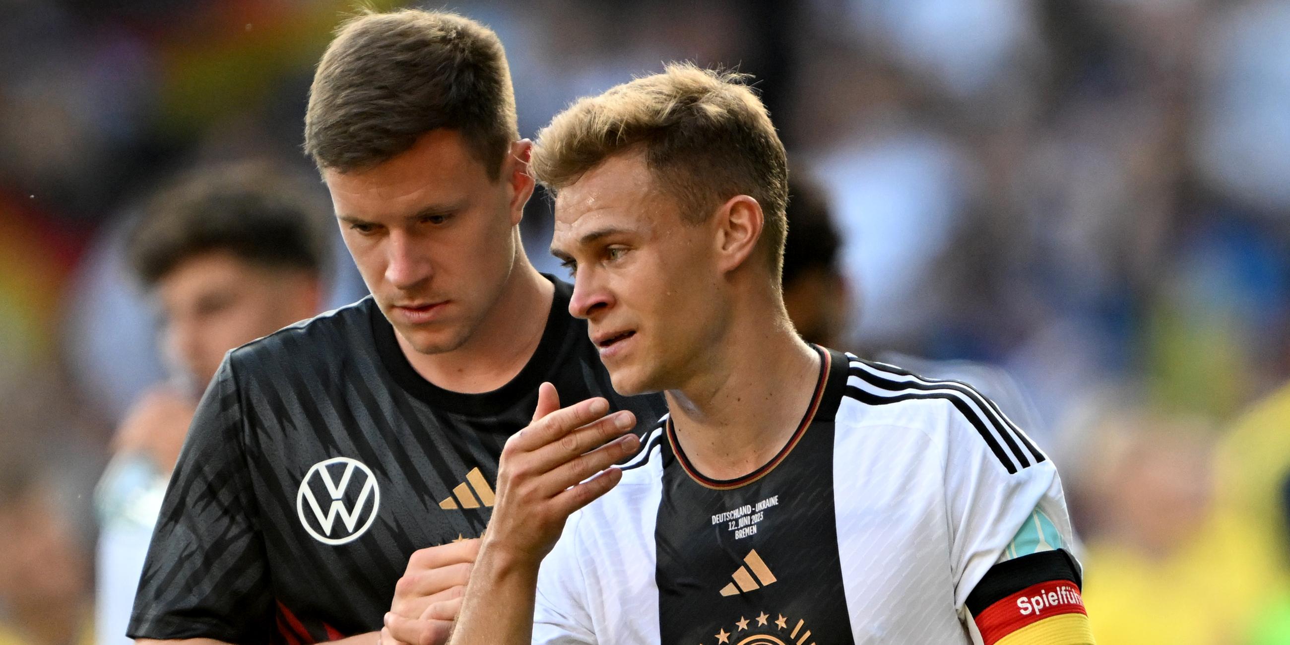 Deutschlands Torwart Marc-Andre ter Stegen und Deutschlands Joshua Kimmich (r) nach dem Spiel.