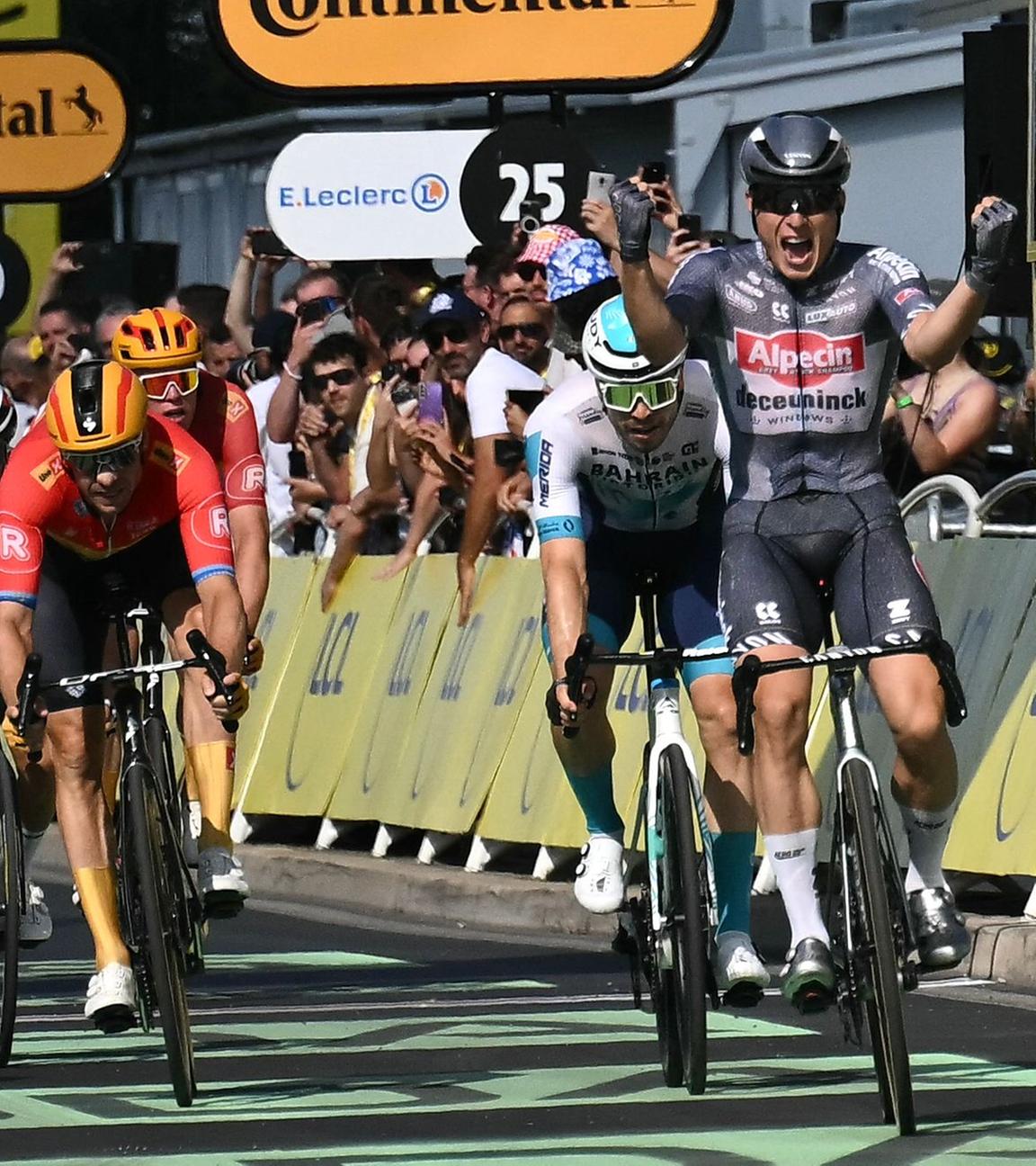 Jasper Philipsen jubelt im Ziel der 16. Etappe der Tour de France