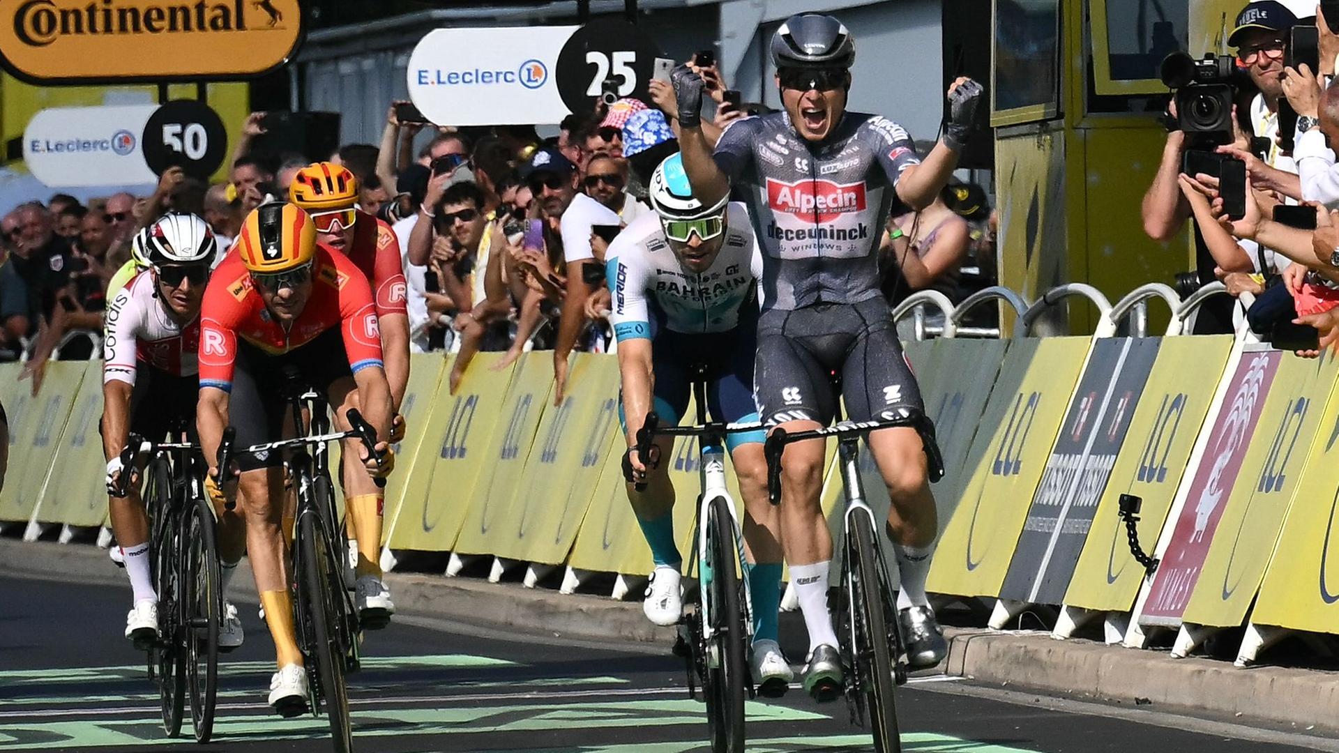 Jasper Philipsen jubelt im Ziel der 16. Etappe der Tour de France