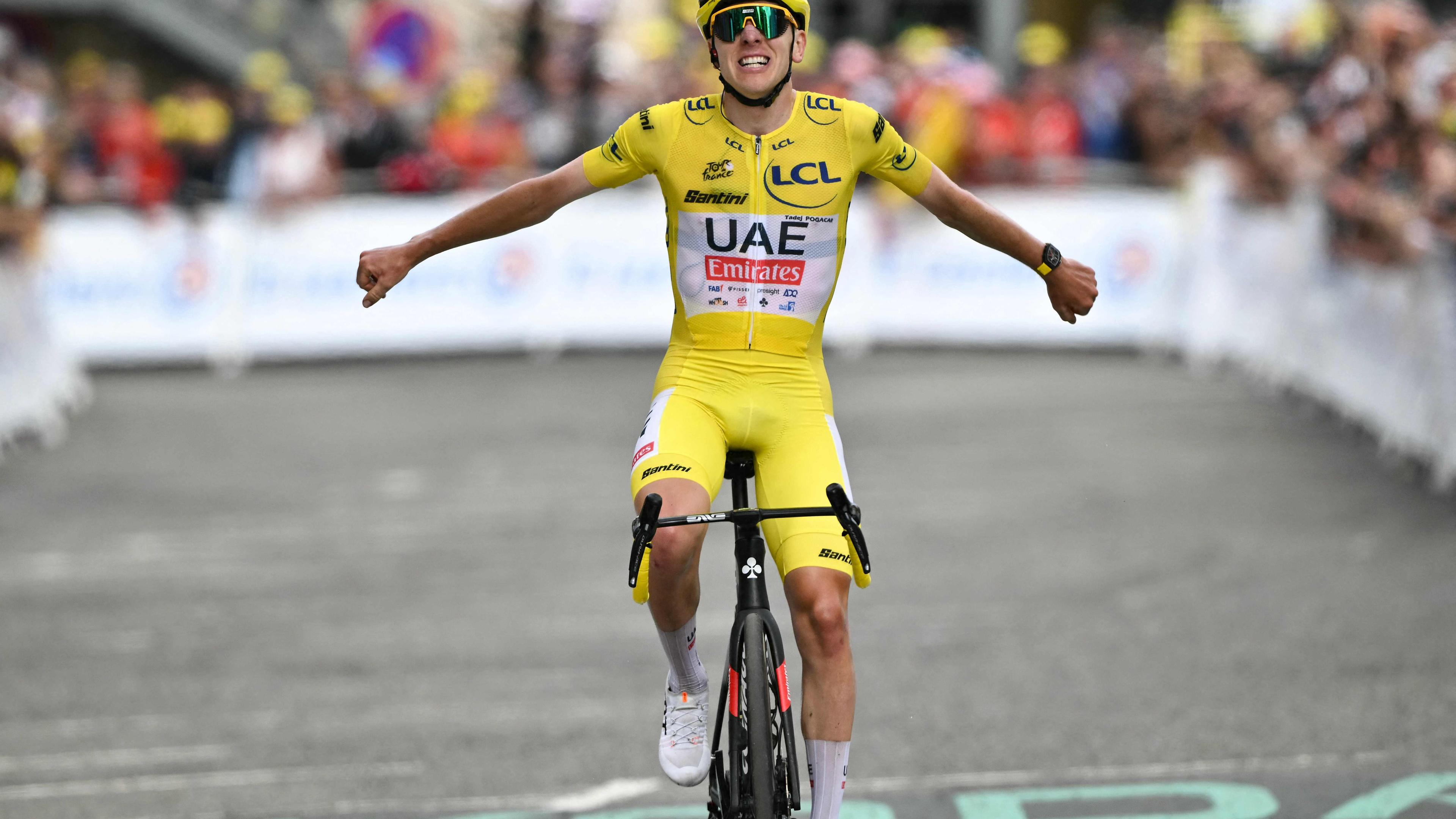 Der slowenische Fahrer Tadej Pogacar gewinnt die 14. Etappe der 111. Ausgabe der Tour de France.