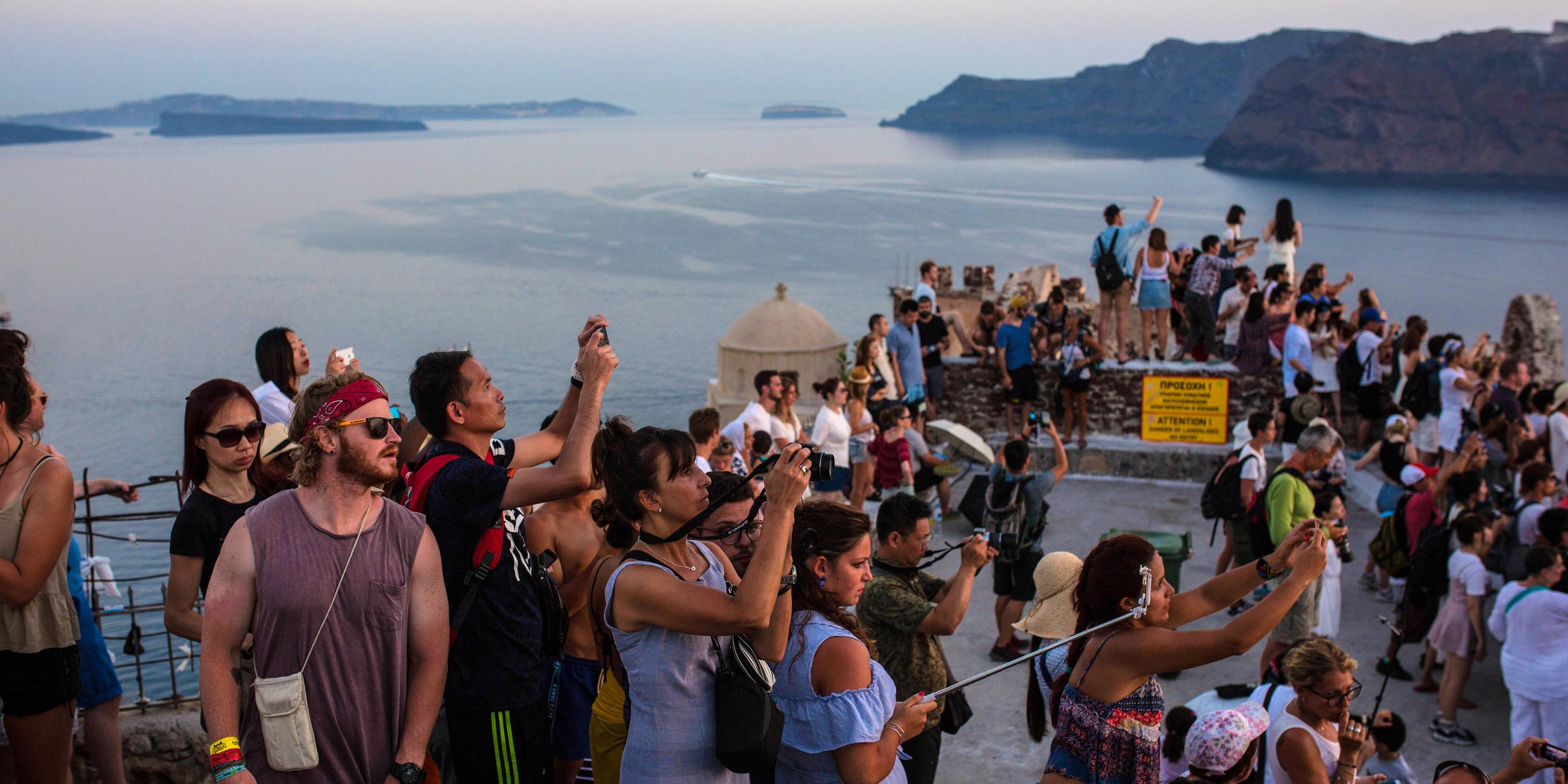 Archiv: Touristen in Griechenland fotografieren Sonnenuntergang