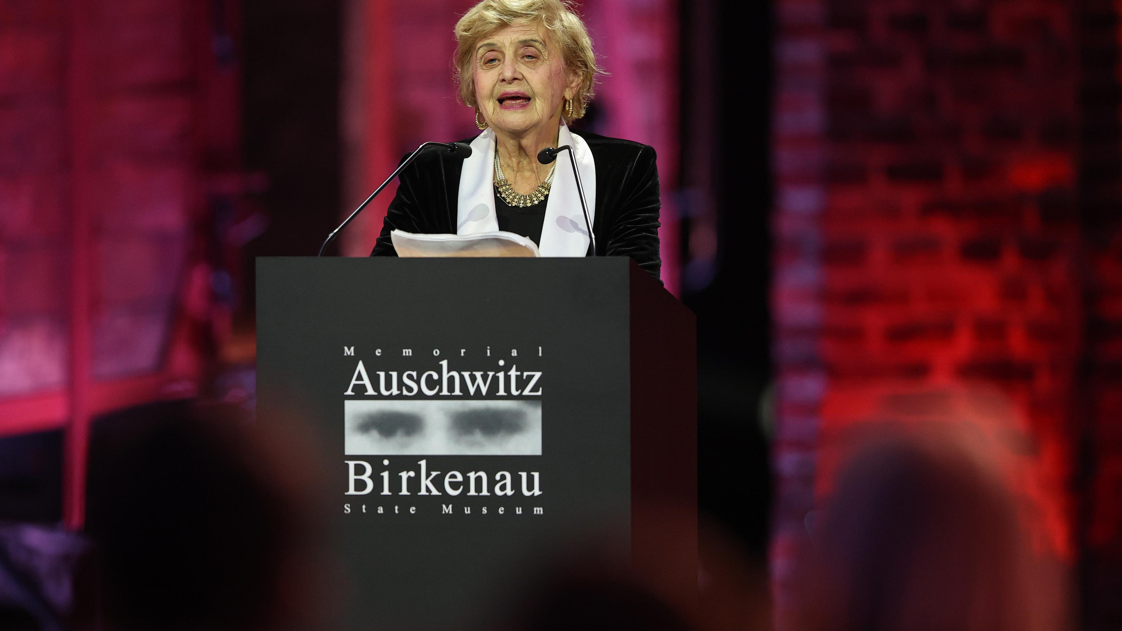 Die Holocaust-Überlebende Tova Friedman hält eine Rede bei einer Zeremonie zum Gedenken an den 80. Jahrestag der Befreiung des ehemaligen deutschen Nazi-Konzentrations- und Vernichtungslagers Auschwitz-Birkenau