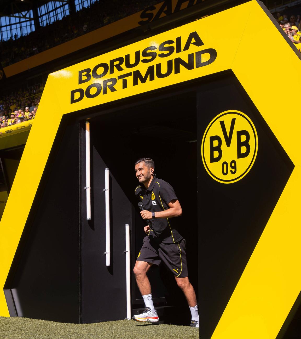 Trainer Nuri Sahin (Borussia Dortmund) schaut waehrend des Freundschaftsspiels zwischen Borussia Dortmund und Aston Villa im Signal-Iduna-Park am 10. August 2024 in Dortmund