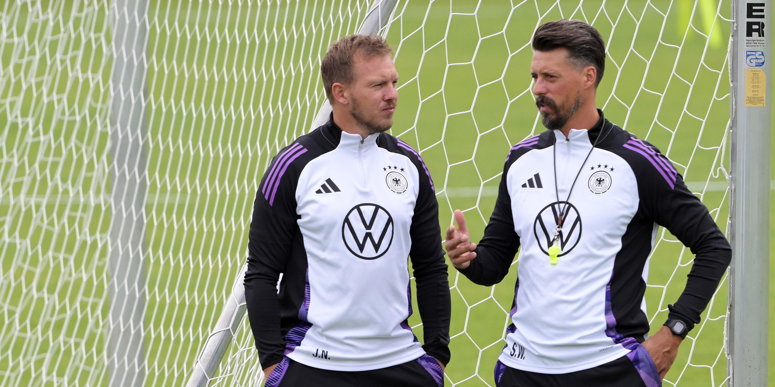 Julian Nagelsmann (l) und Co-Trainer Sandro Wagner 