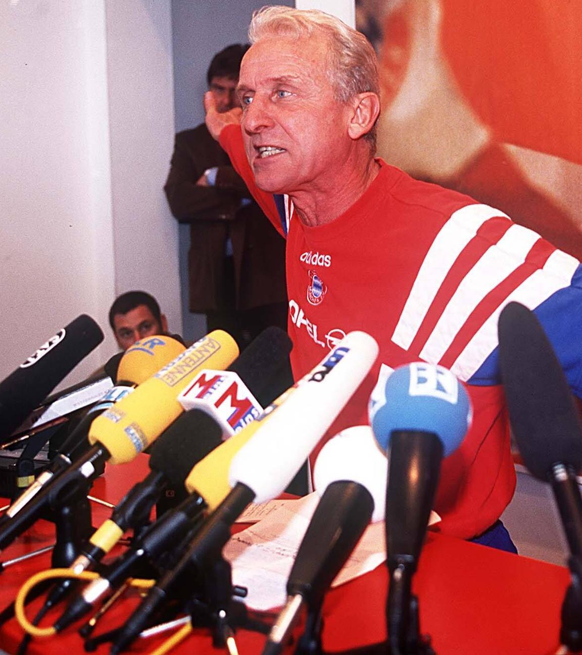 Bayern-Trainer Giovanni Trapattoni bei seiner legendären Pressekonferenz am 10.März 1998 im Bayern-Pressestüberl auf dem Trainingsgelände an der Säbener Str. in München