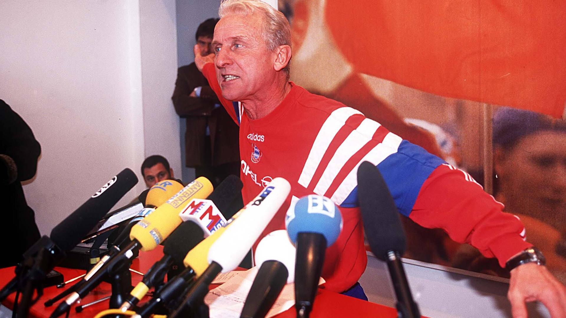 Bayern-Trainer Giovanni Trapattoni bei seiner legendären Pressekonferenz am 10.März 1998 im Bayern-Pressestüberl auf dem Trainingsgelände an der Säbener Str. in München