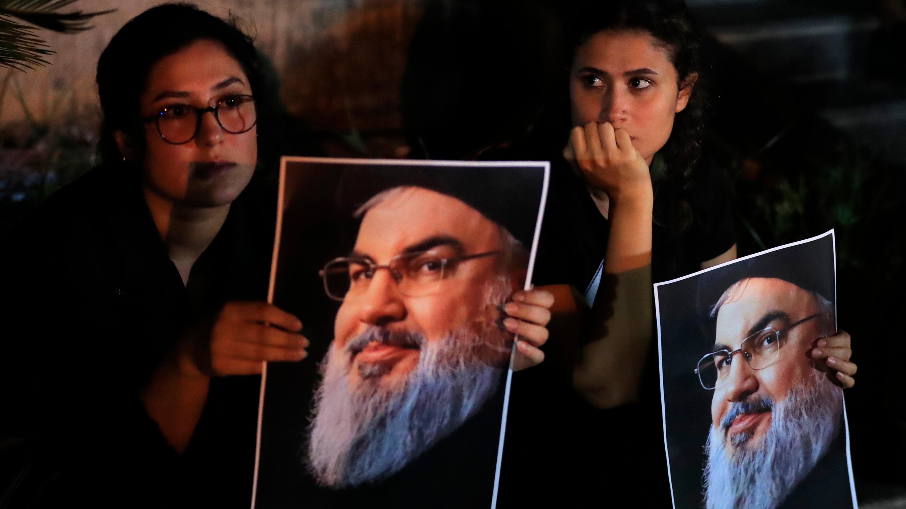 Frauen im Libanon halten Bilder des getöteten Hisbollah-Chefs Nasrallah. 