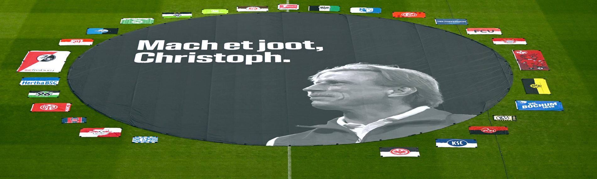  Ein Banner mit der Aufschrift "Mach et joot, Christoph" (Mach es gut, Christoph) liegt auf dem Rasen