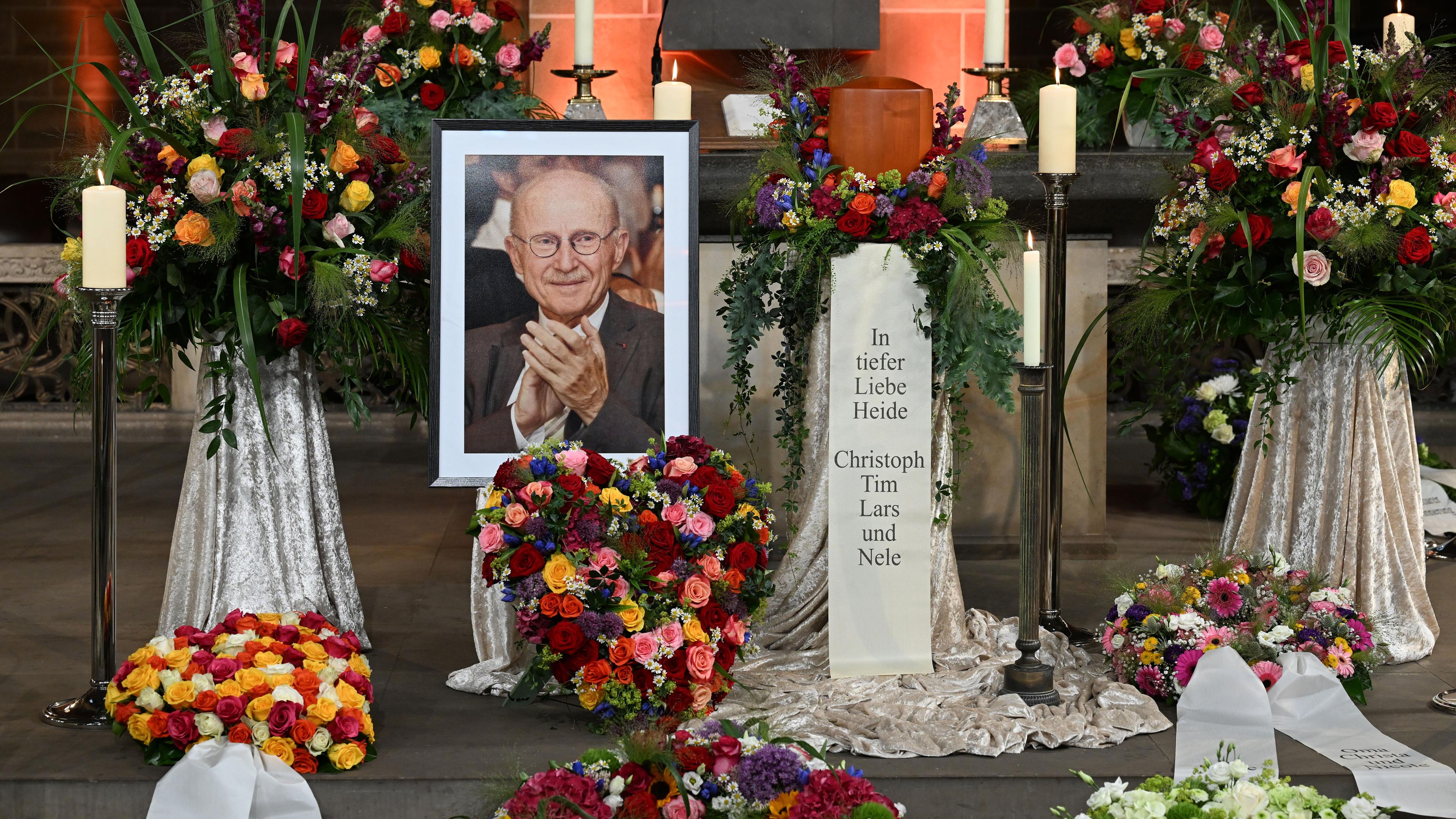 Bremen: Zahlreiche Kränze liegen zur Trauerfeier von Willi Lemke im Bremer Dom um das Foto und die Urne des früheren Werder-Managers am Altar.