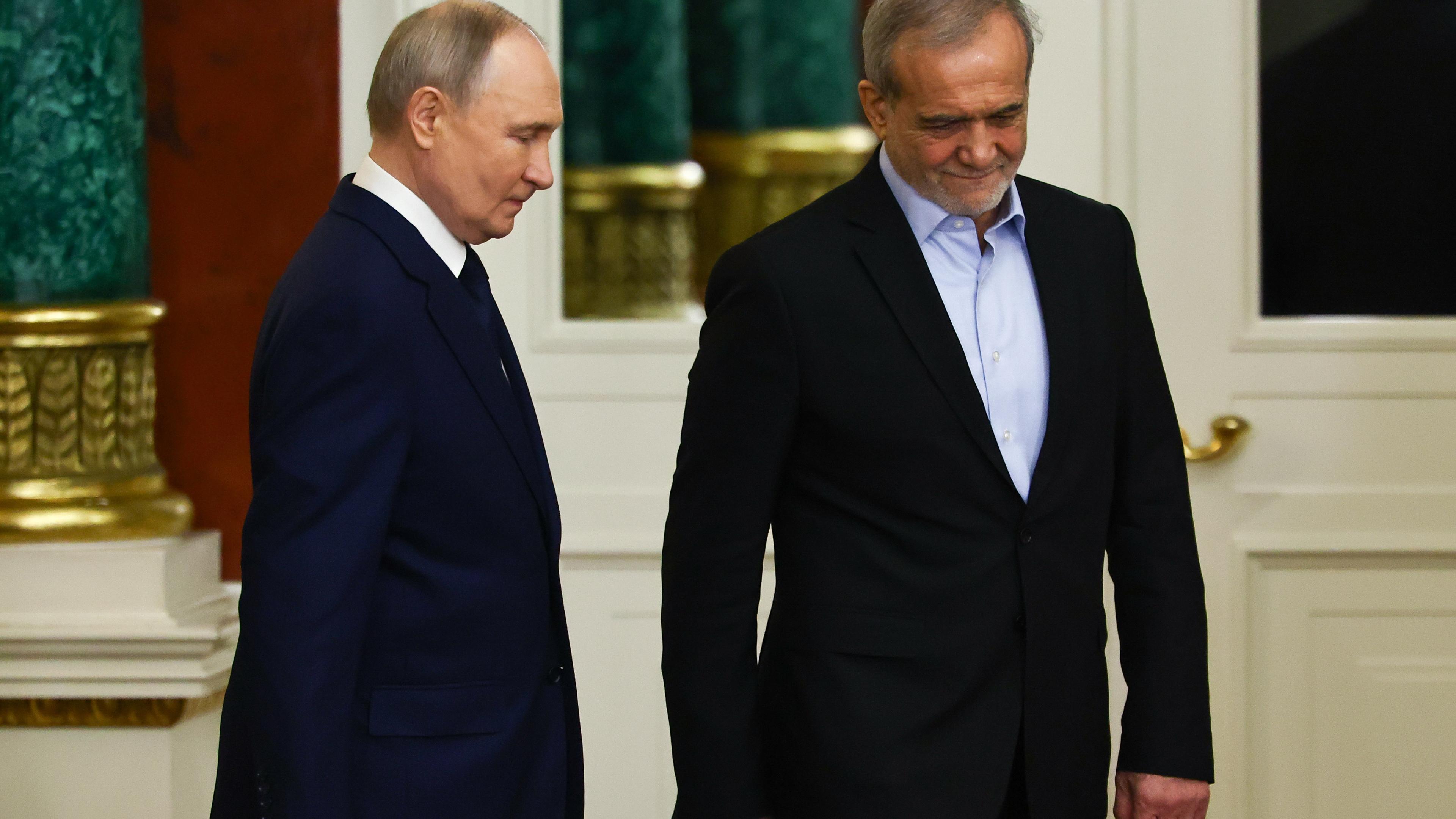  Russian President Vladimir Putin and Iranian President Masoud Pezeshkian attend a documents signing ceremony in Moscow, Russia, 17 January 2025