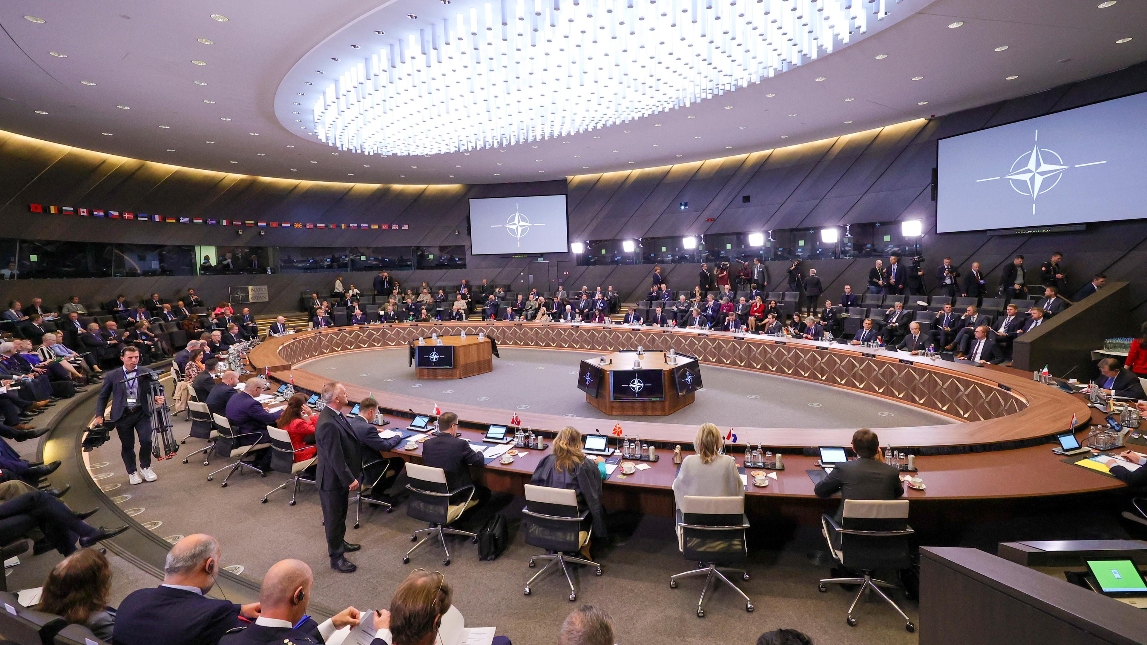 Die Verteidigungsminister der NATO nehmen an einer Sitzung des Nordatlantikrats im NATO-Hauptquartier teil