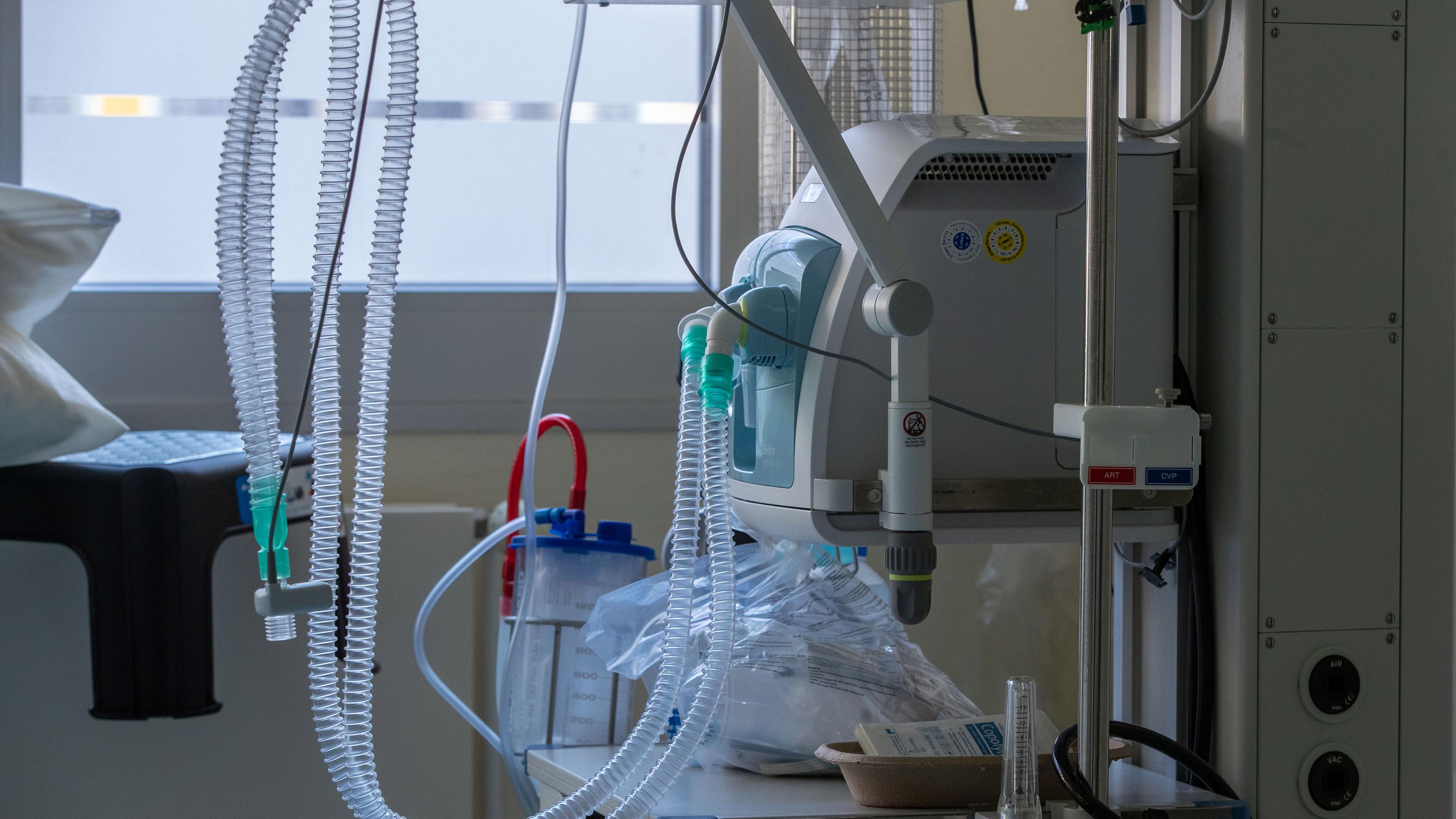 Schlaeuche eines Beatmungsgeraetes hängen an einem Bett in einem Zimmer der Intensivstation in der Helios-Klinik.