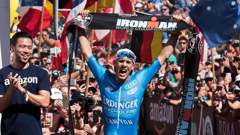 Patrick Lange jubelt über seinen sieg beim ironman auf hawaii 2018