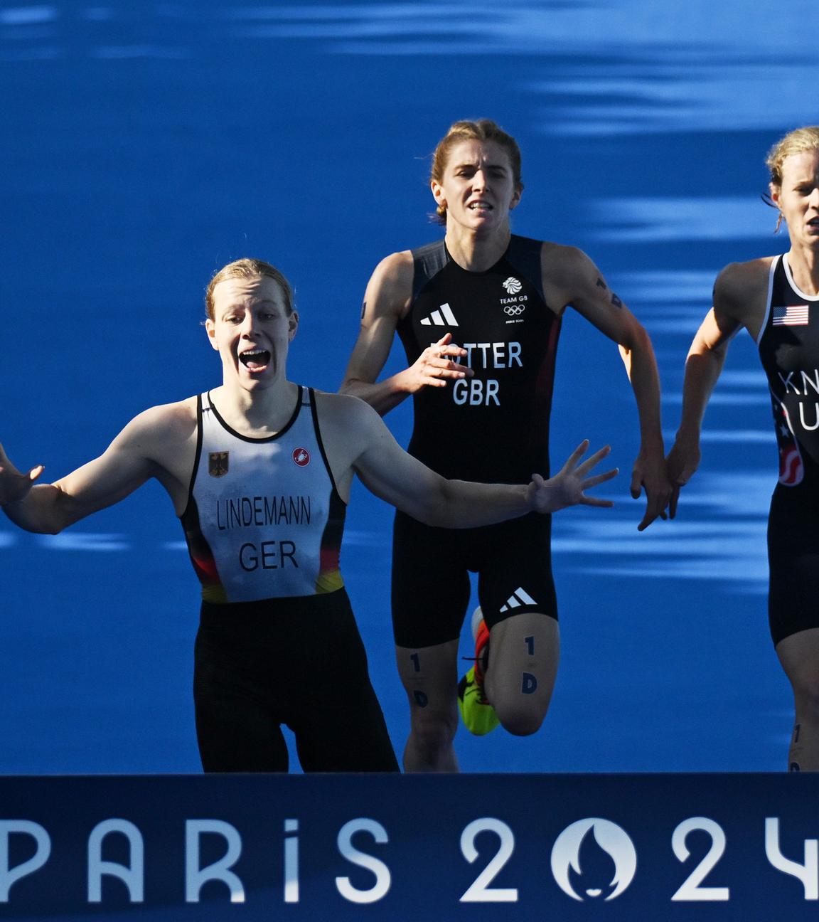 Olympia, Paris 2024, Triathlon, Staffel, Mixed: Laura Lindemann aus Deutschland  kommt vor Beth Potter aus Großbritannien und Taylor Knibb aus den USA ins Ziel. 