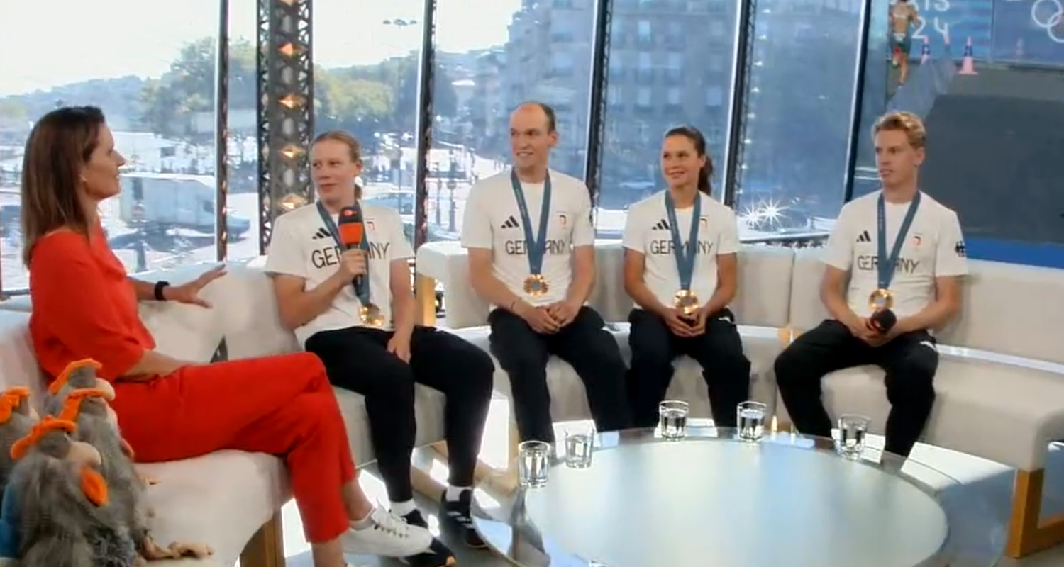 Die deutschen Triathleten beim Interview mit Katrin Müller-Hohenstein im Sportstudio in Paris, nachdem sie die Goldmedaille holten bei der Triathlon Mixed-Staffel.