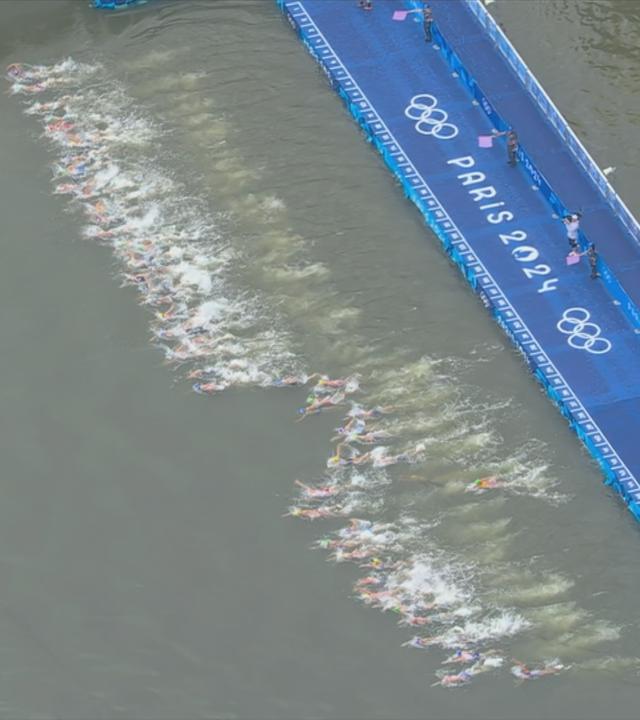 Schwimmer springen in die Seine