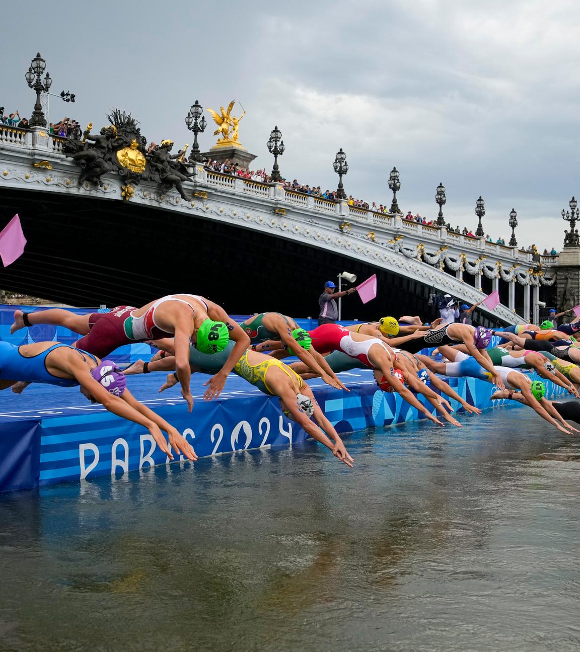 Die Triathletinnen springen in die Seine.