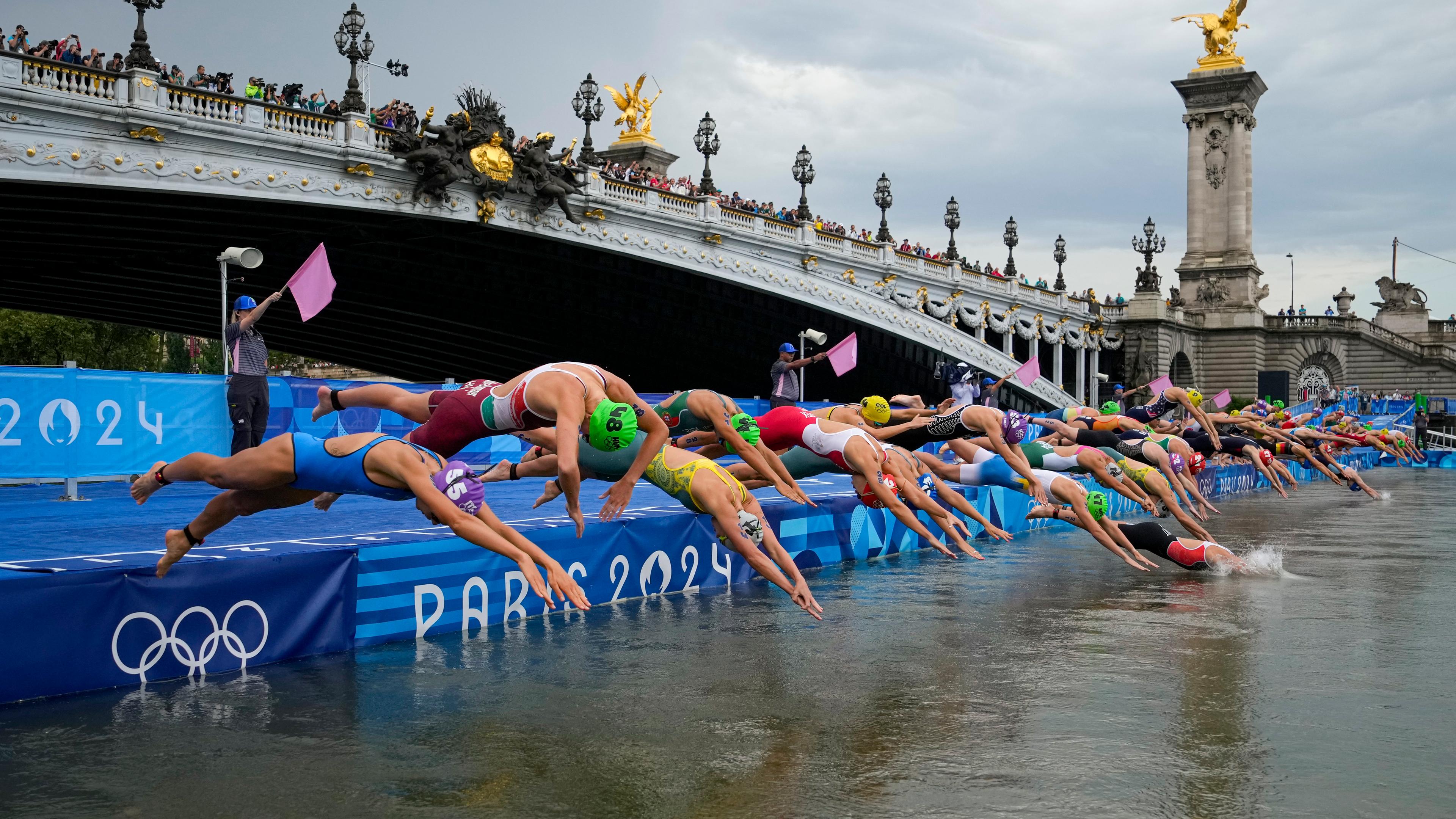 Die Triathletinnen springen in die Seine.