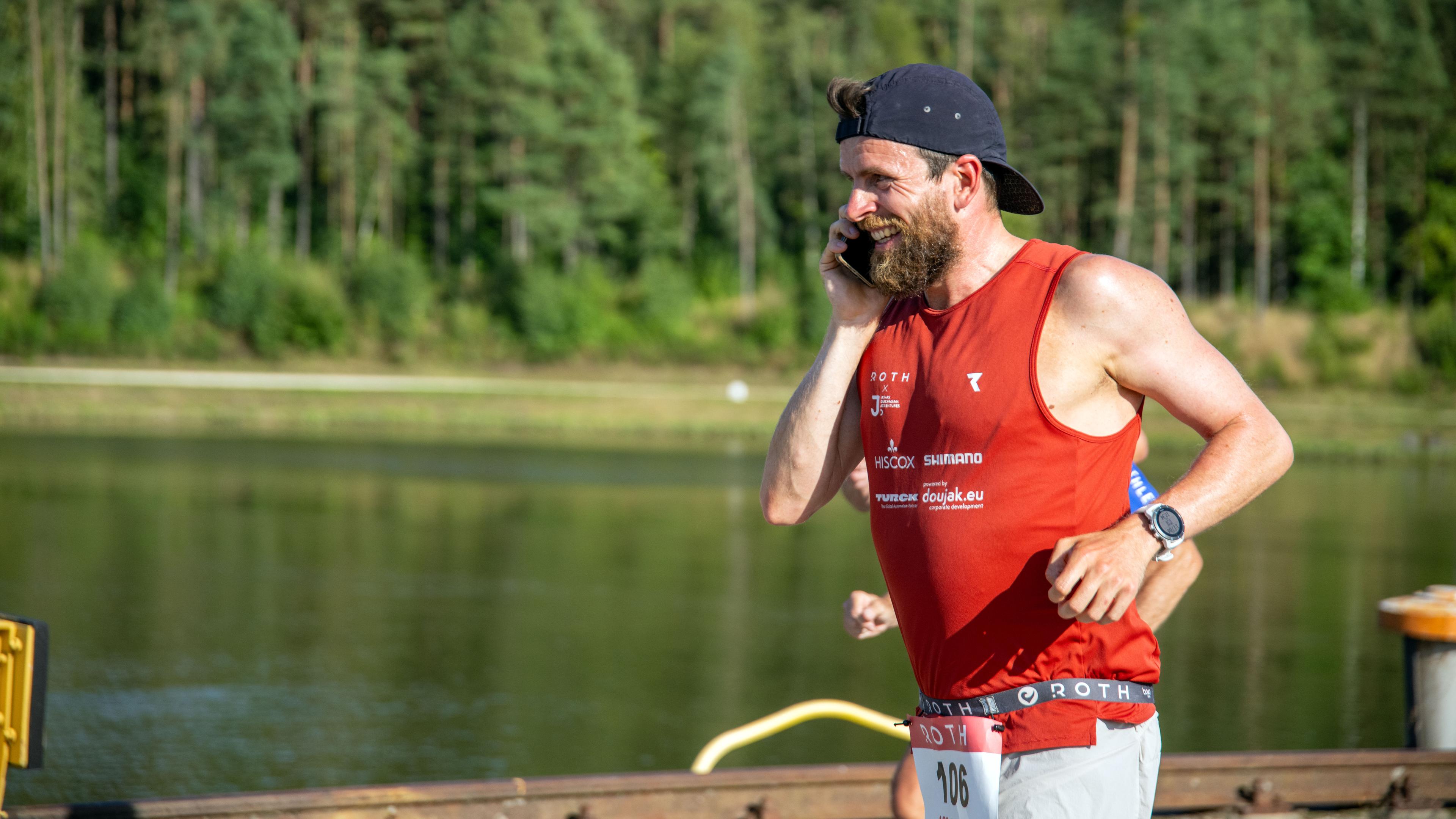 Extremsportler Jonas Deichmann gibt ein Telefoninterview, während er zum Weltrekord läuft.