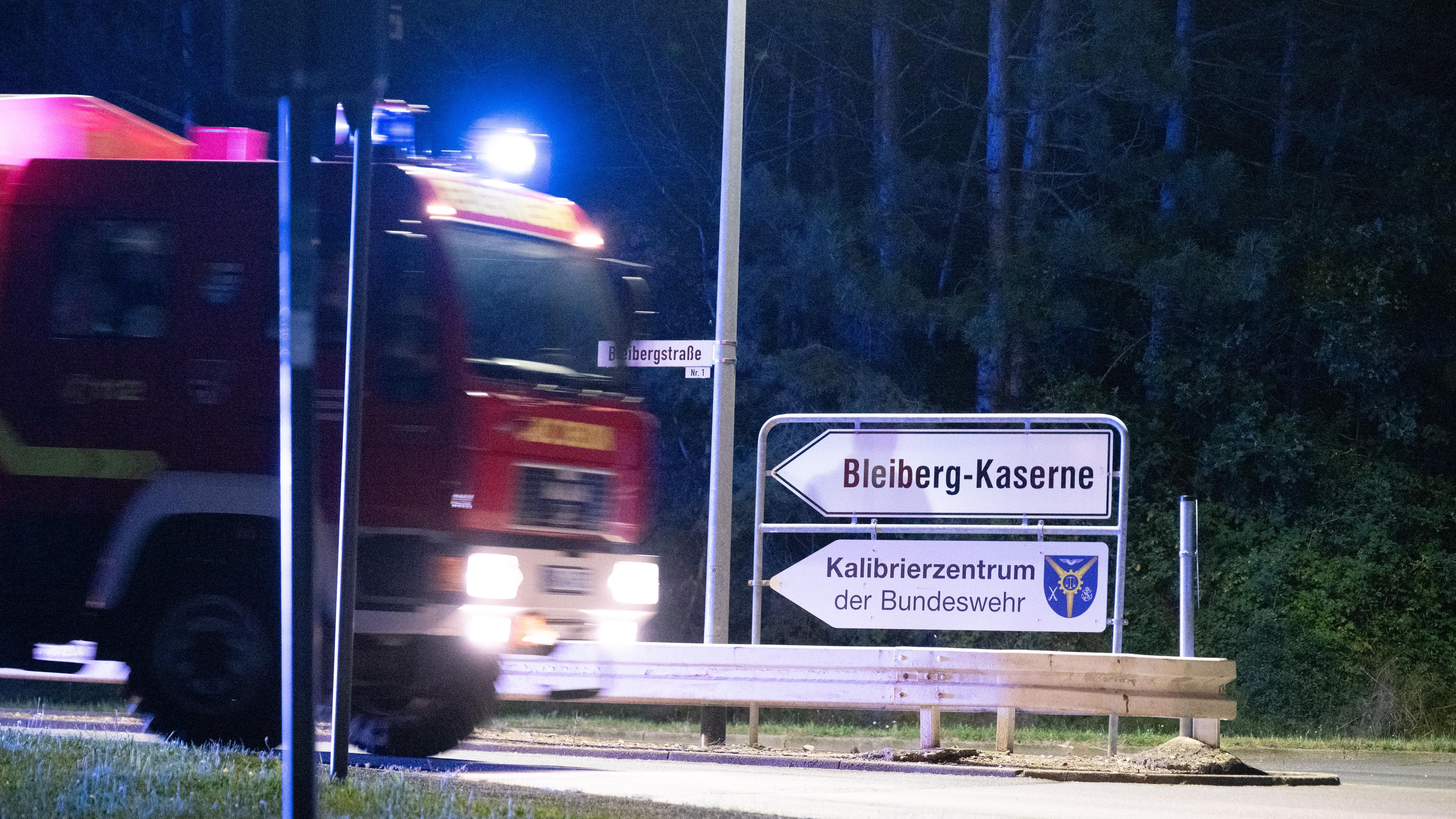 Ein Einsatzfahrzeug der Feuerwehr fährt am Gelände der Bleiberg-Kaserne.