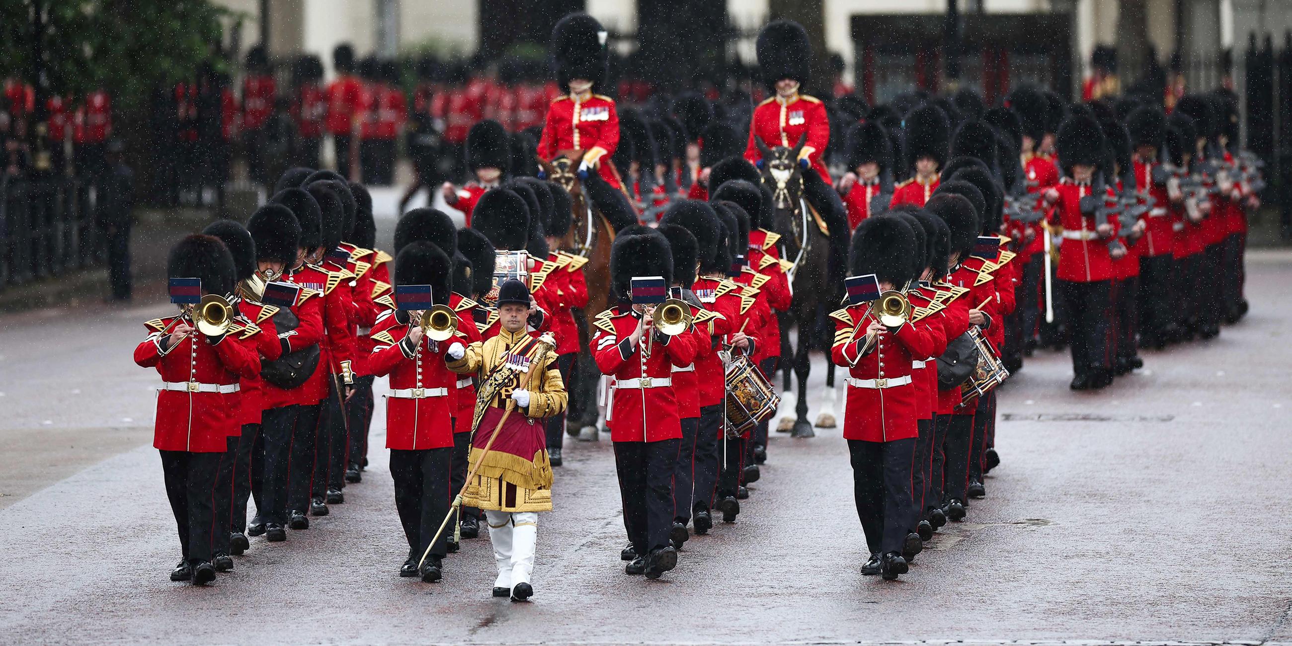 Die Irish Guards beginnen den Zug der Parade am Buckingham Palace