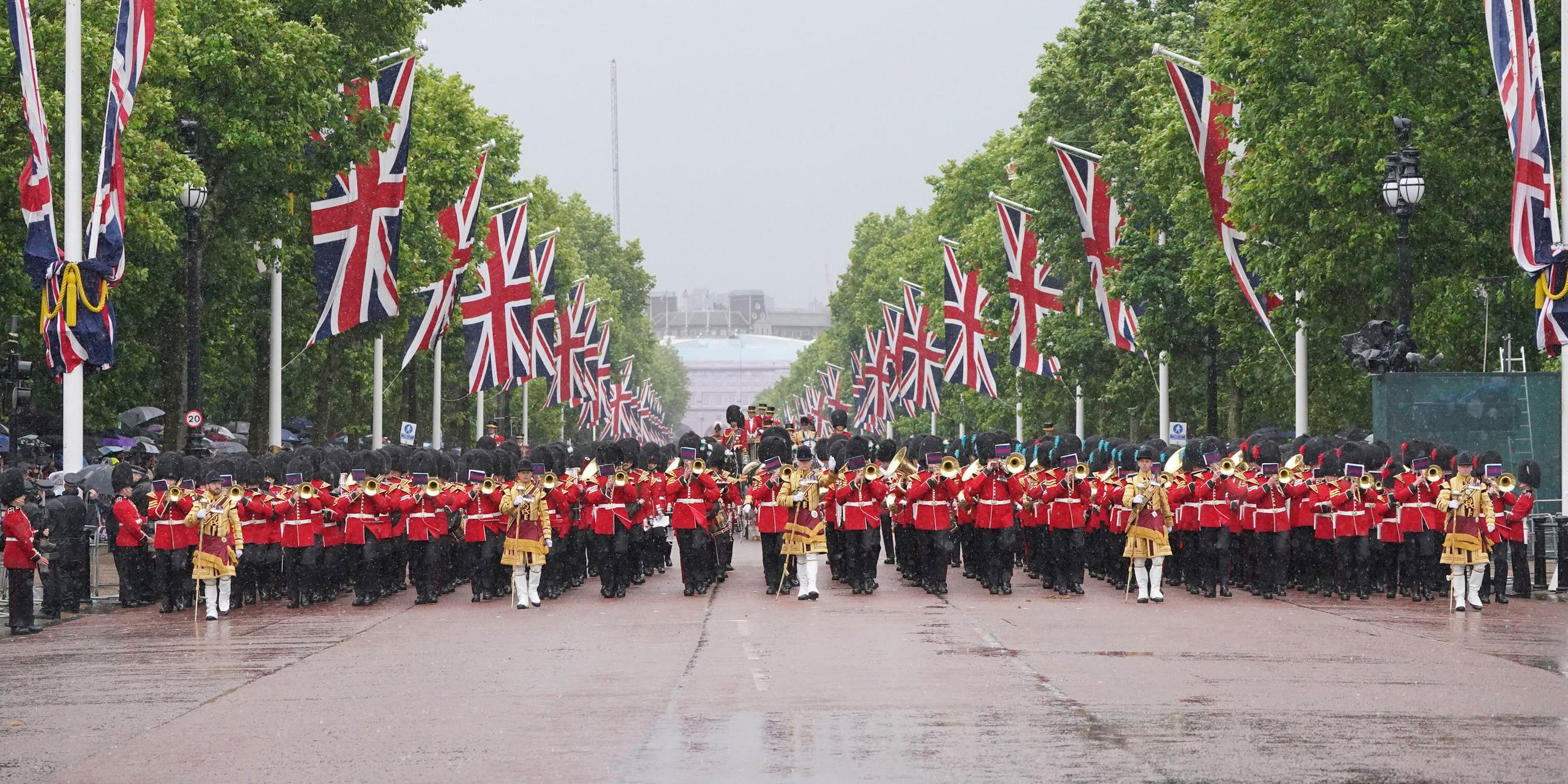 Parade Trooping the Color auf "The Mall"King Charles III. inspiziert die Truppen