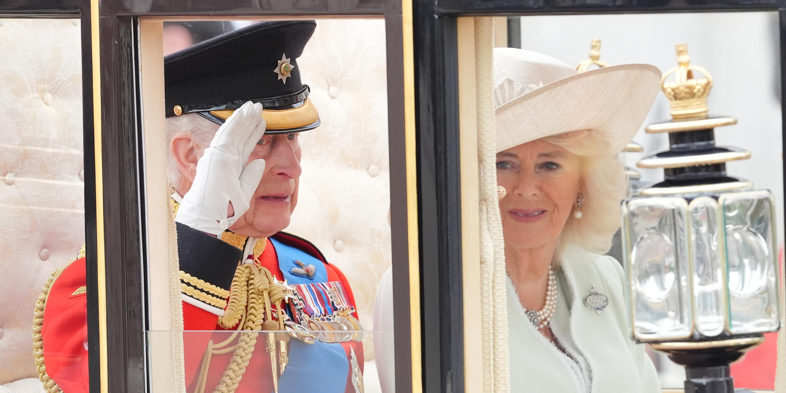 König Charles III. und Königin Camilla fahren in einer Kutsche entlang der Mall