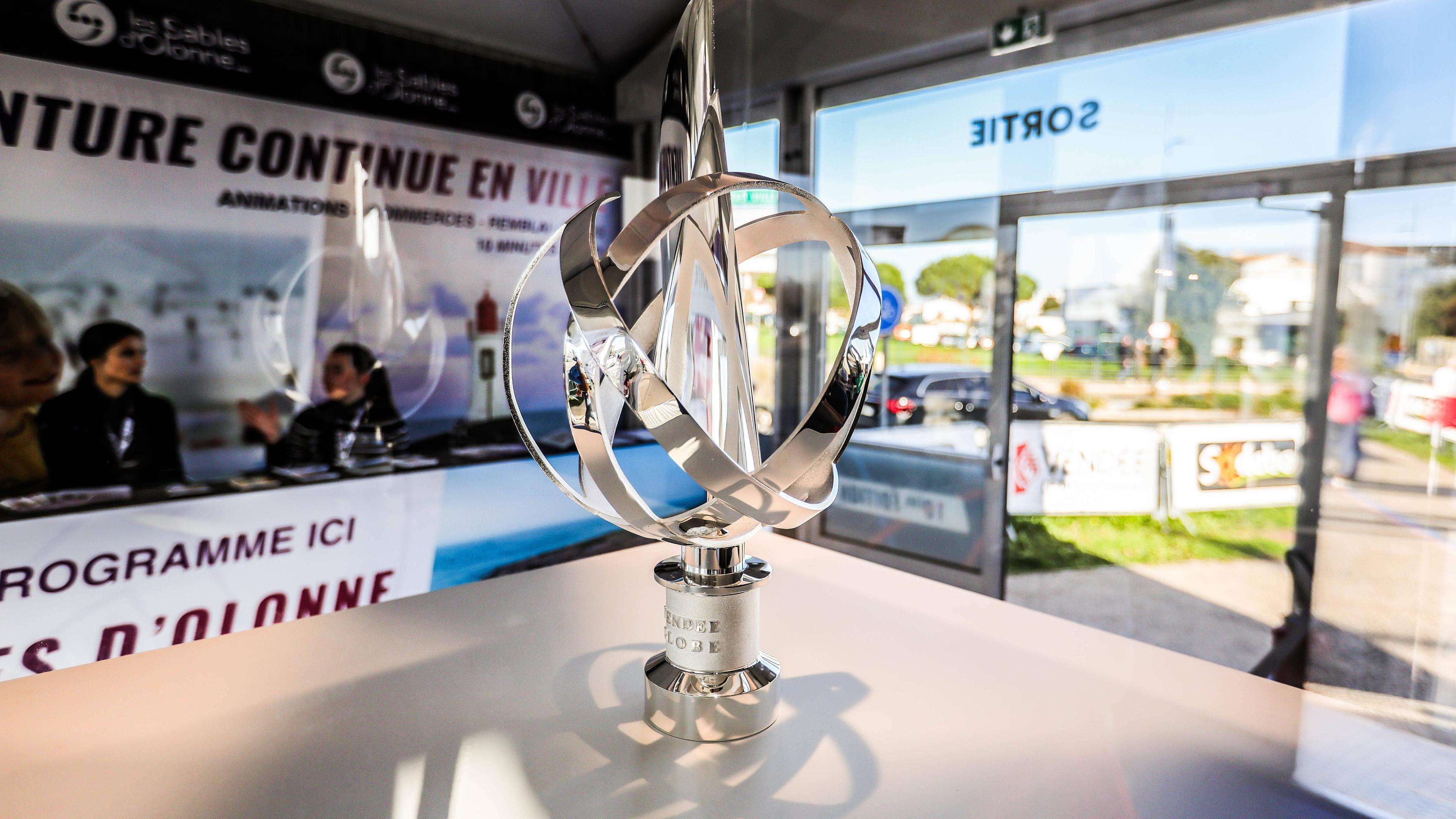 Trophäe der Vendée Globe steht auf einem Tisch