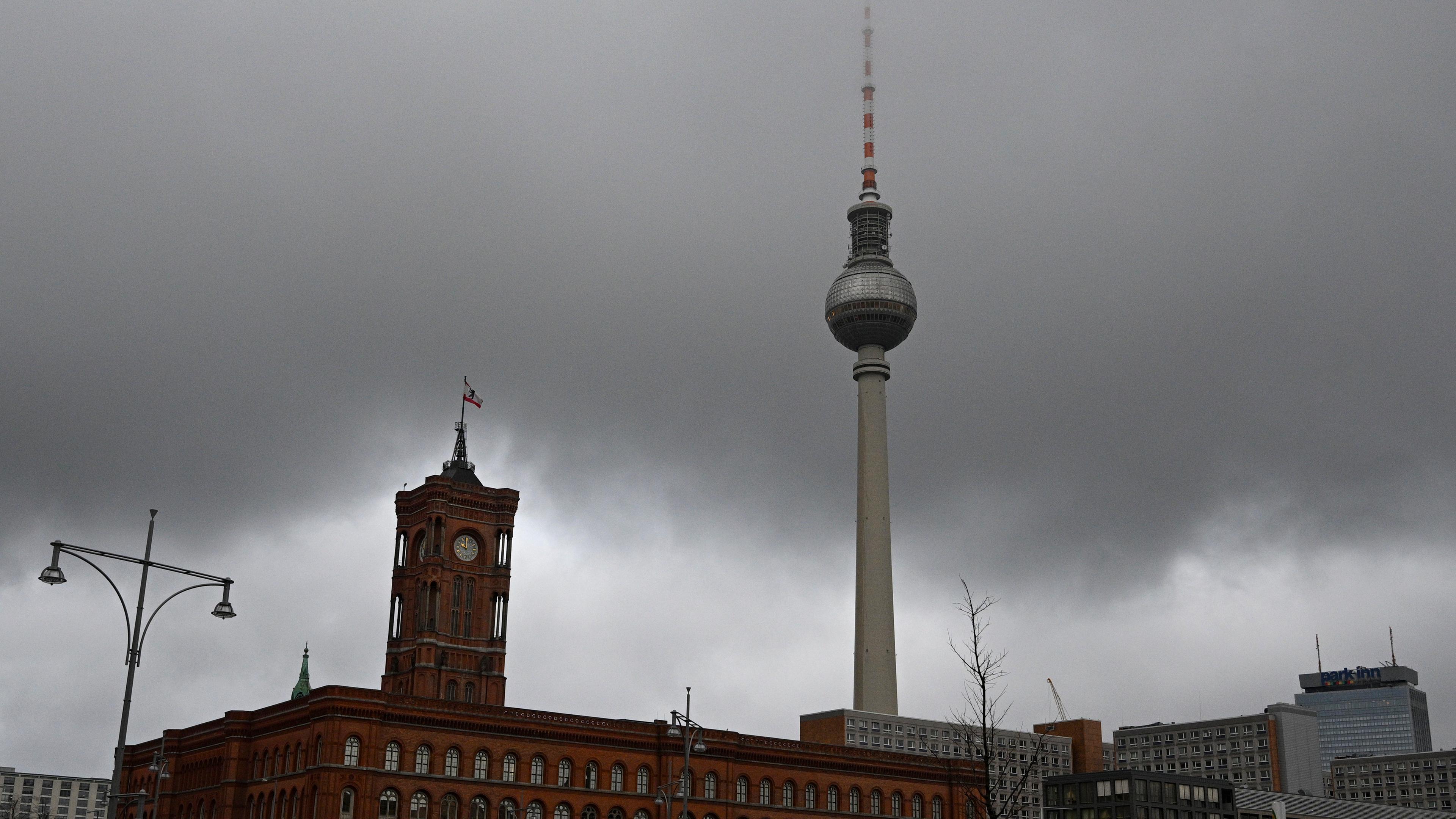 Berlin: Dunkle Wolken sind hinter den Türmen vom Roten Rathaus und Fernsehturm zu sehen. 