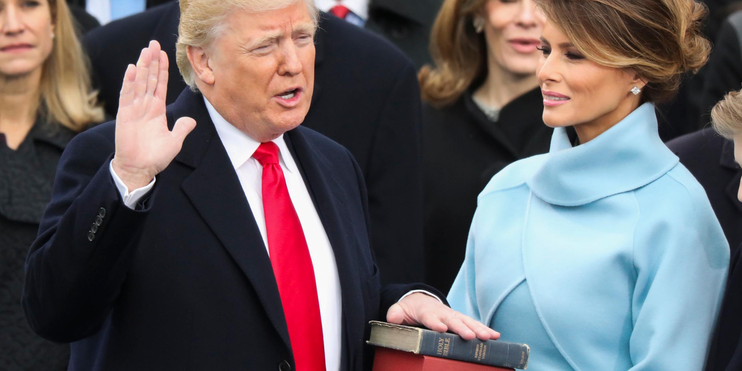 Donald Trump legt neben Ehefrau Melania, die die Bibel in den Händen hält, am 20.01.2017 in Washington, USA, den Amtseid als 45. Präsident der Vereinigten Staaten Amerikas ab.