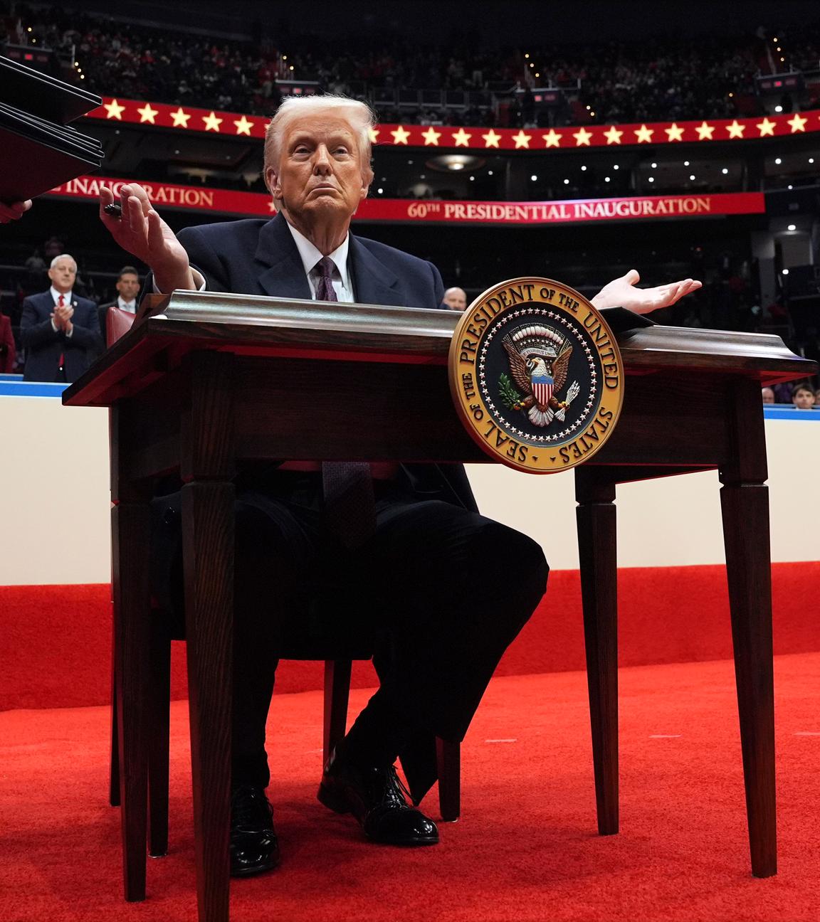 US-Präsident Donald Trump gestikuliert nach der Unterzeichnung von Anordnungen bei einer Veranstaltung mit Parade zu seiner Amtseinführung in der Capital One Arena