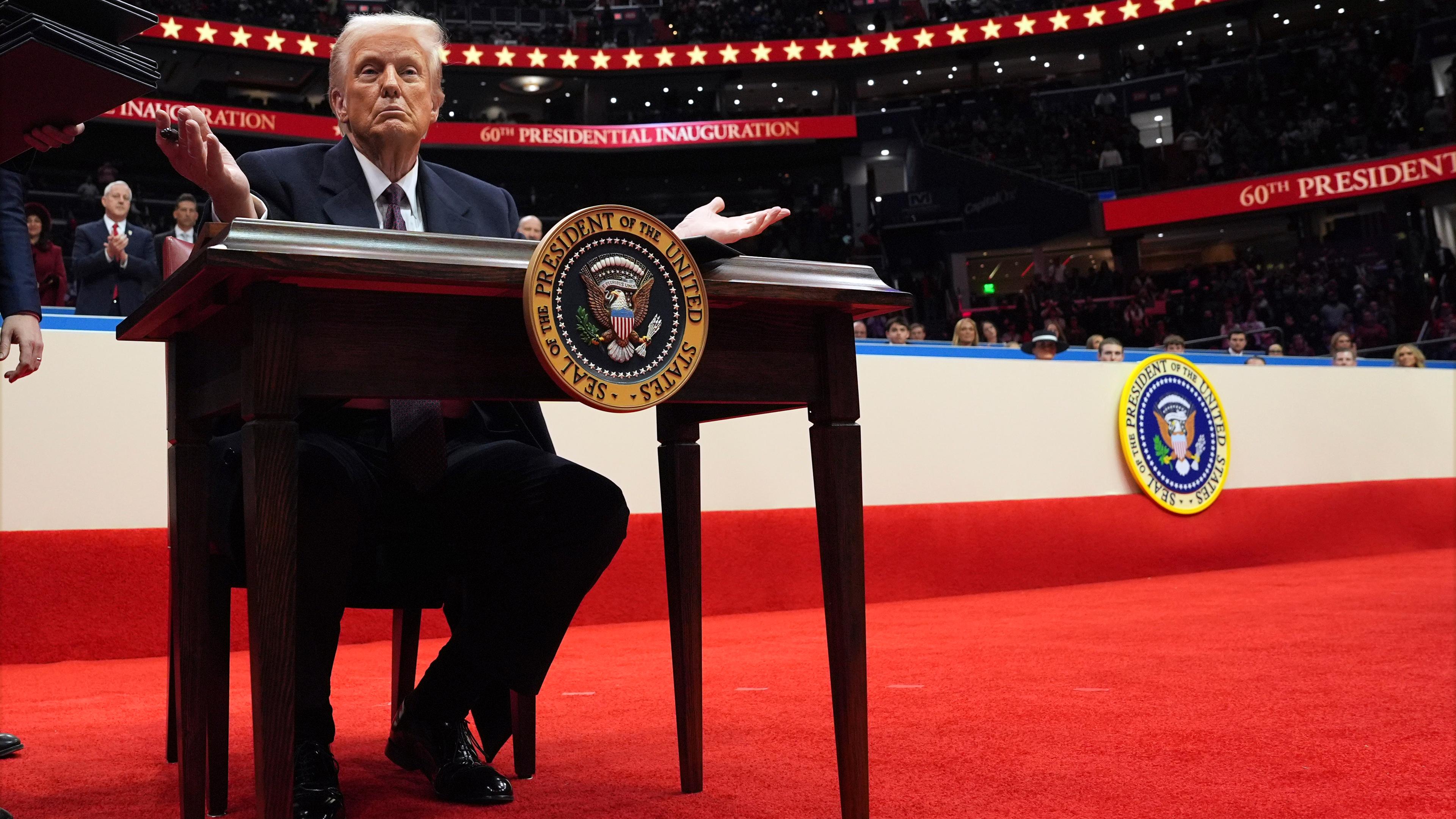 US-Präsident Donald Trump gestikuliert nach der Unterzeichnung von Anordnungen bei einer Veranstaltung mit Parade zu seiner Amtseinführung in der Capital One Arena