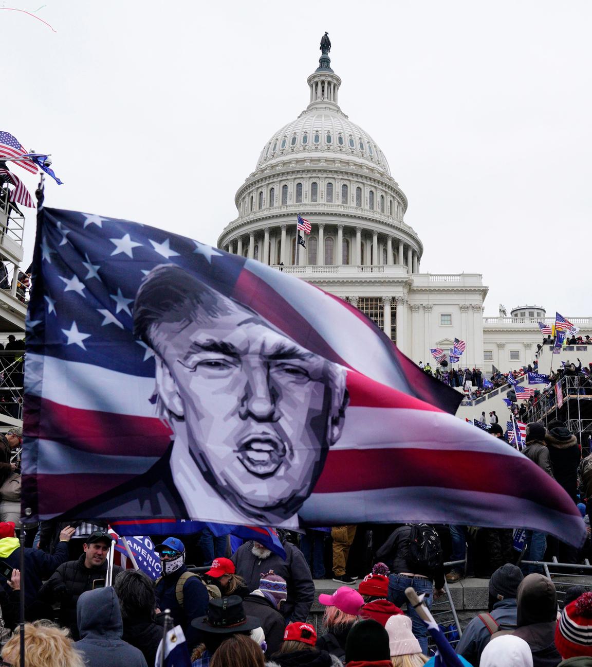 Trump-Anhänger schwenken eine Trump-Flagge bei Protesten vor dem US Kapitol 