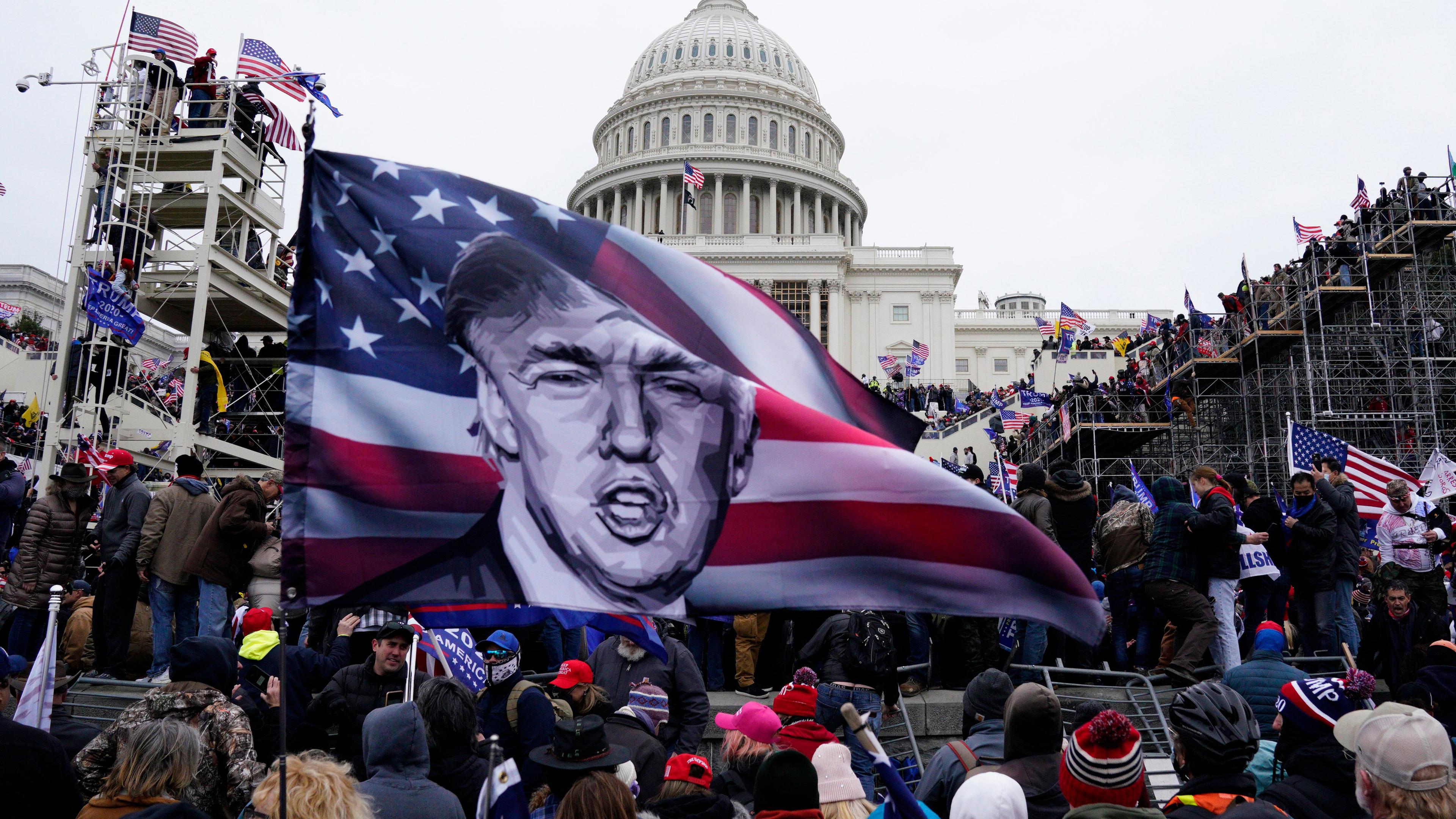 Trump-Anhänger schwenken eine Trump-Flagge bei Protesten vor dem US Kapitol 