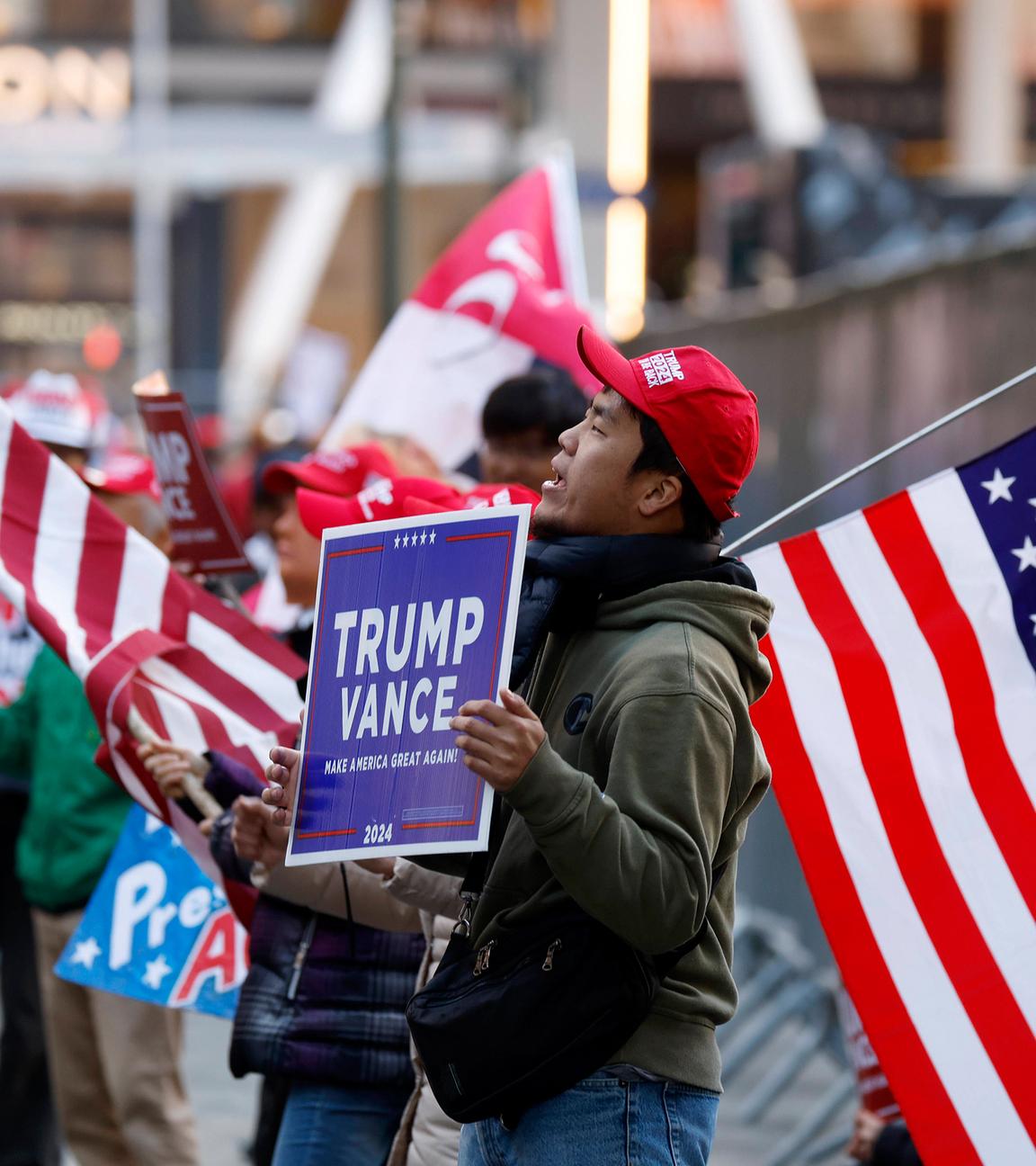 Anhänger mit Fahnen und Hüten der Trump-Kampagne