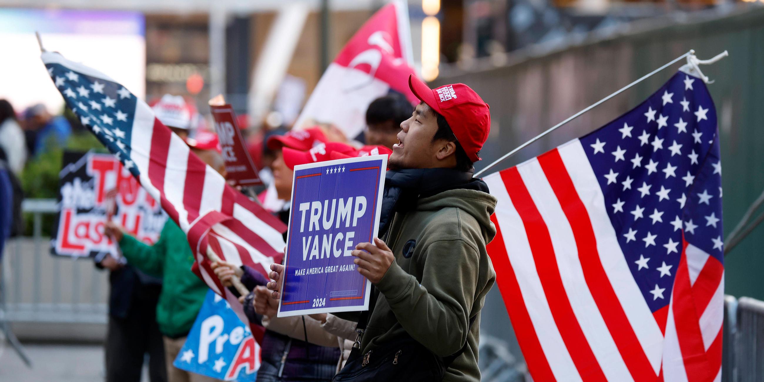 Anhänger mit Fahnen und Hüten der Trump-Kampagne