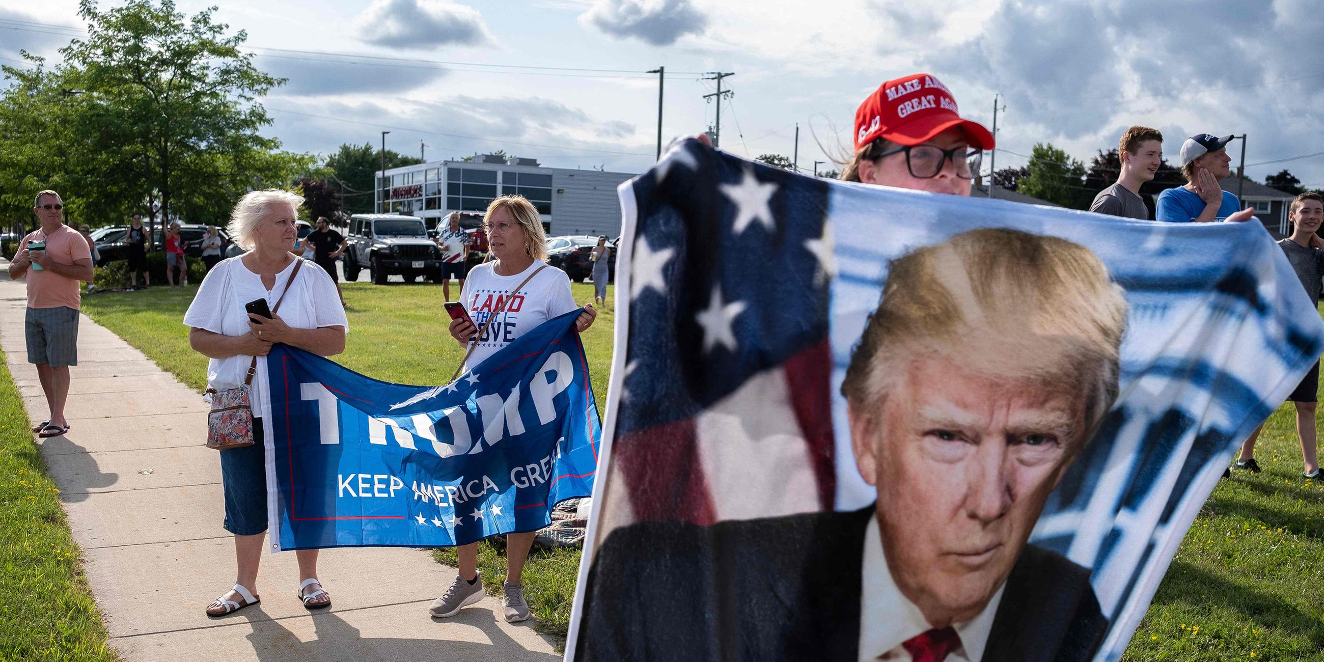 Anhänger von Donald Trump warten auf seine Ankunft in Milwaukee