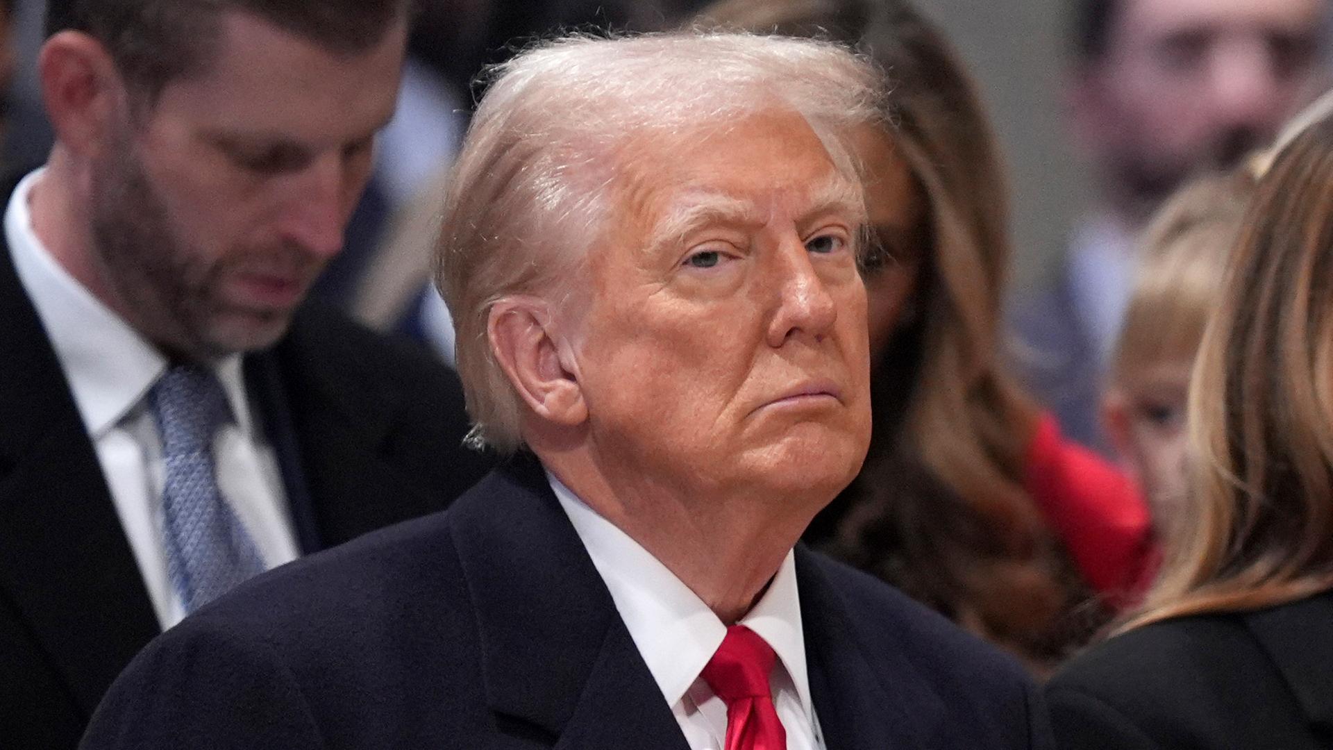 Präsident Donald Trump nimmt an der nationalen Gebetsfeier in der Washington National Cathedral in Washington teil.