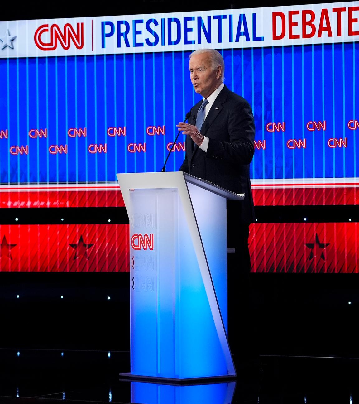 Ex-Präsident Donald Trump (links) und der aktuelle Amtsinhaber Joe Biden (rechts) stehen hinter Pulten bei der Fernsehdebatte.