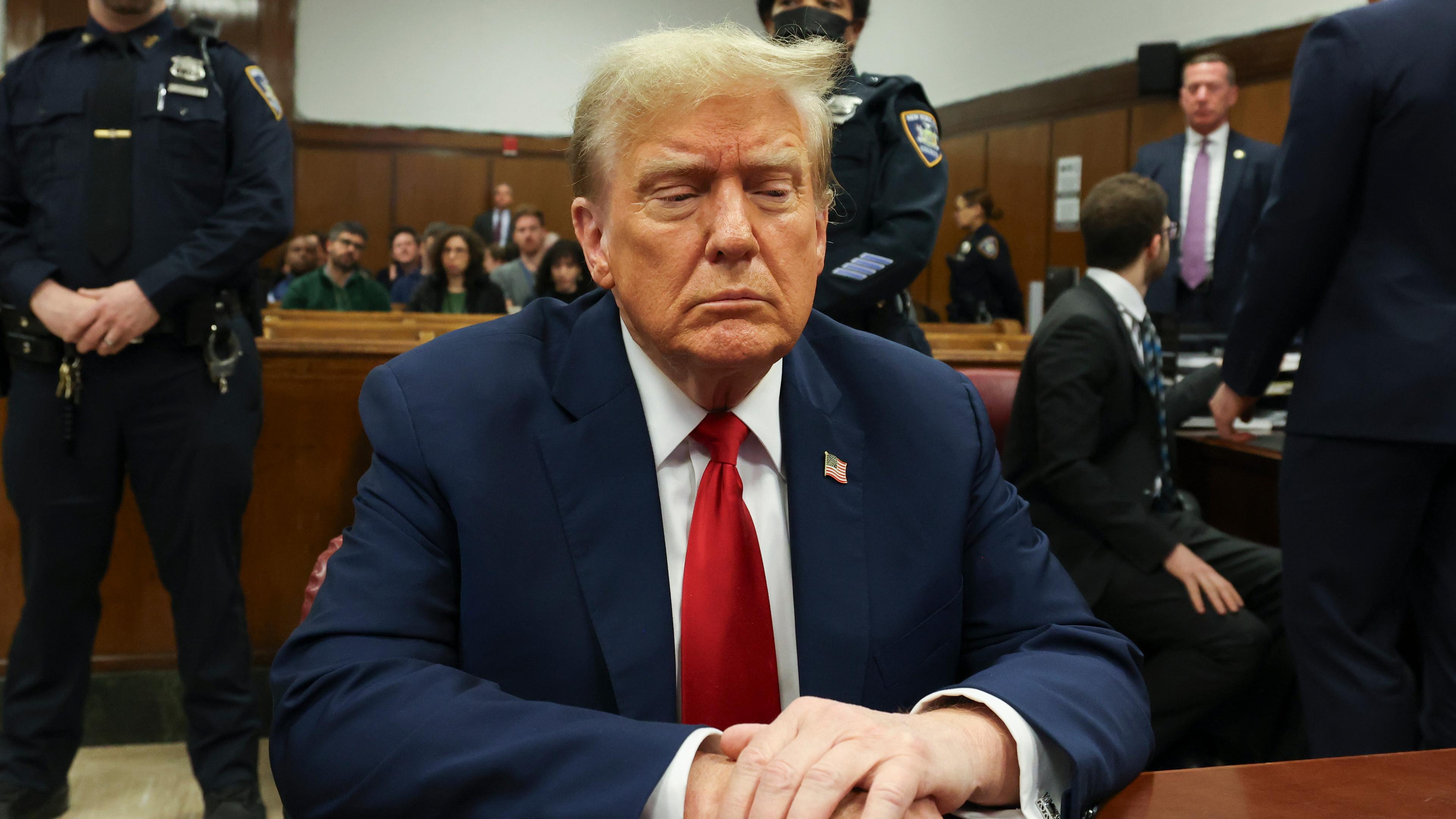 Der ehemalige Präsident Donald Trump sitzt im Gericht in Manhattan