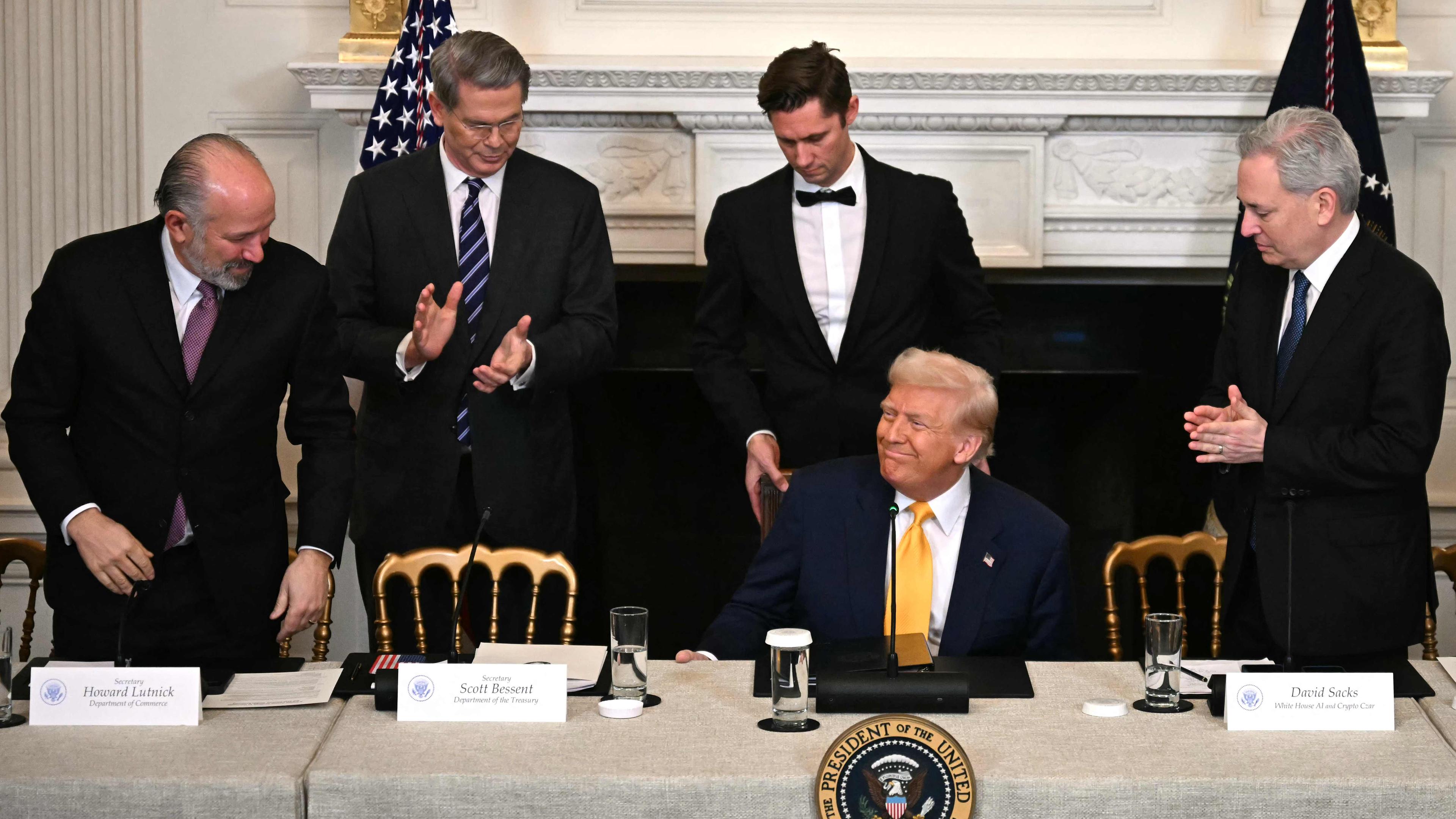 US-Präsident Donald Trump mit Handelsminister Howard Lutnick, Finanzminister Scott Bessent und dem KI- und Krypto-Beauftragten des Weißen Hauses David Sacks.